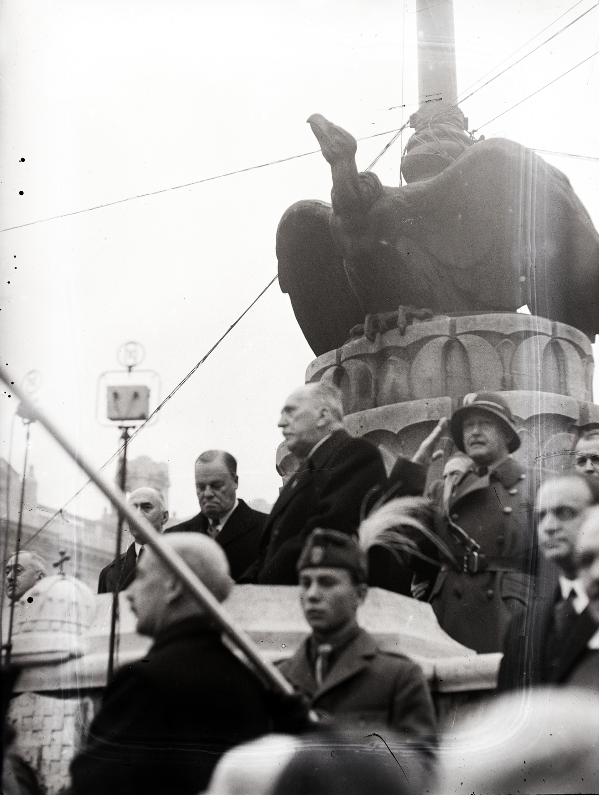 Hungary, Budapest V., Szabadság tér, a Reviziós Liga és a Frontharcos Szövetség nagygyűlése az Ereklyés Országzászlónál 1938. november 10-én. Középen Herczeg Ferenc, tőle balra Lord Rothermere., 1938, Bojár Sándor, Budapest, Fortepan #177011