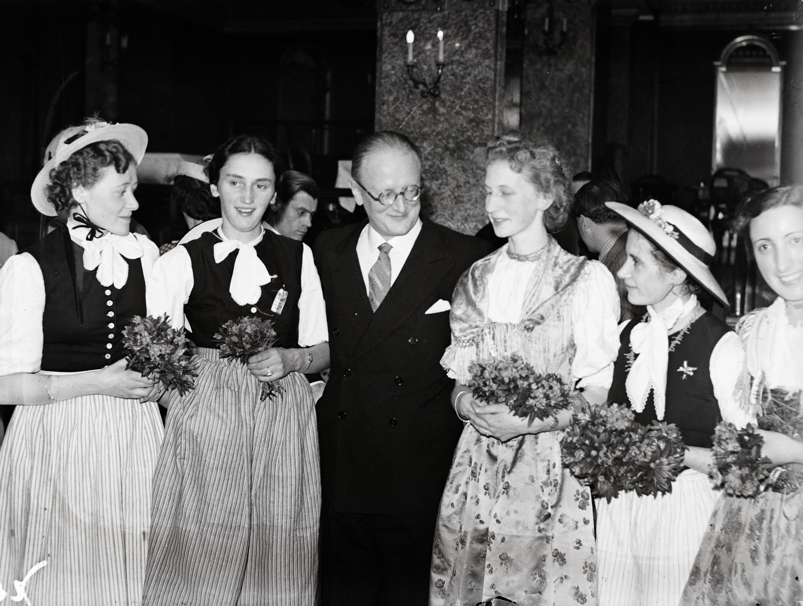 Hungary, Margit Islands, Budapest, Szabadtéri Színpad. Maximilian Jaeger Svájc budapesti követe a svájci műkedvelő színészek egyik csoportjával., 1938, Bojár Sándor, tableau, Fortepan #177012