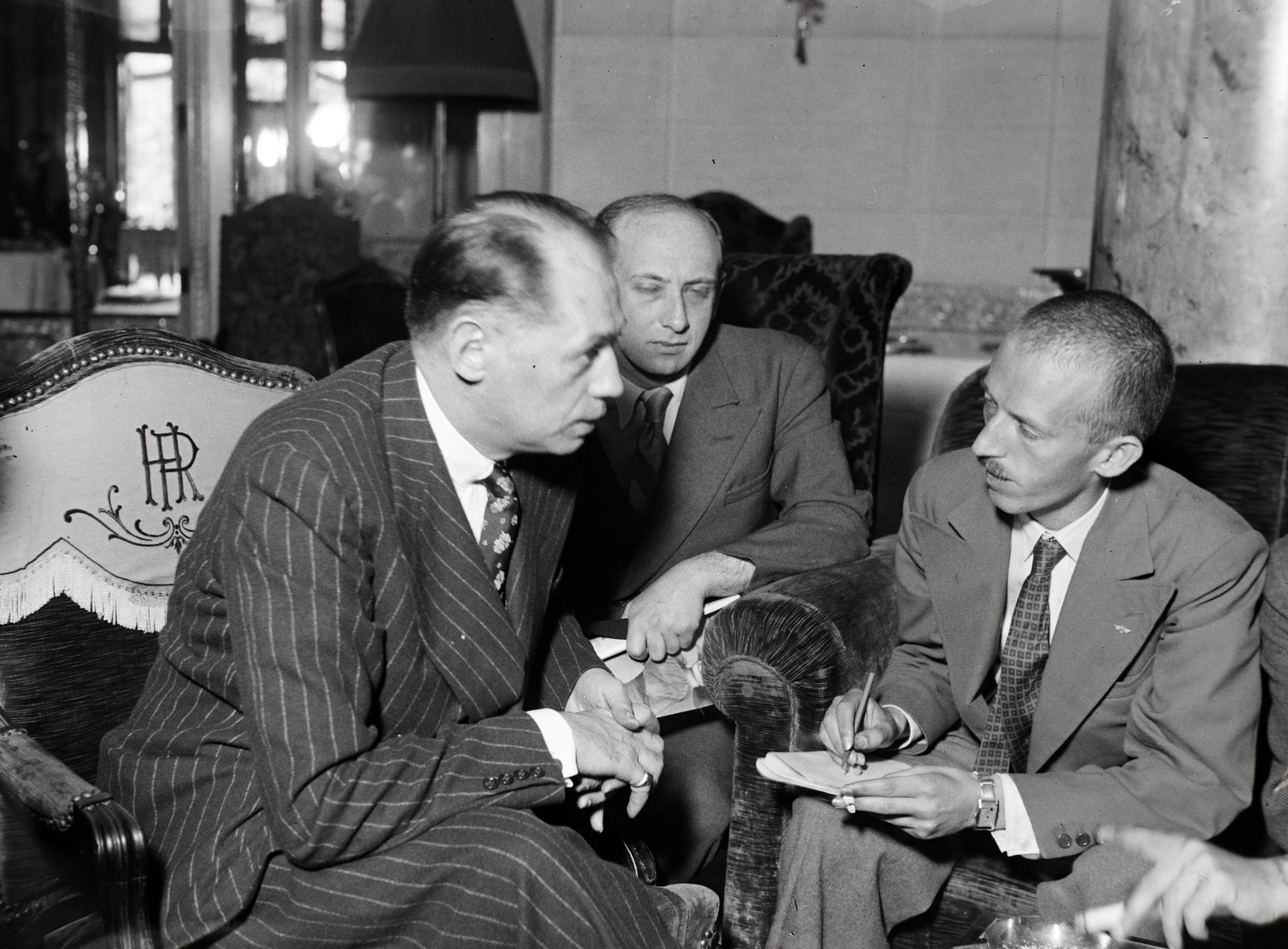 Hungary, Budapest V., Eötvös tér, a felvétel a Dunapalota / Ritz szállóban készült. Előtérben balra Ely Culbertson bridzs világbajnok, jobbra Kolozs Pál író, újságíró, az Esti Kurir munkatársa., 1936, Bojár Sándor, Budapest, Fortepan #177013