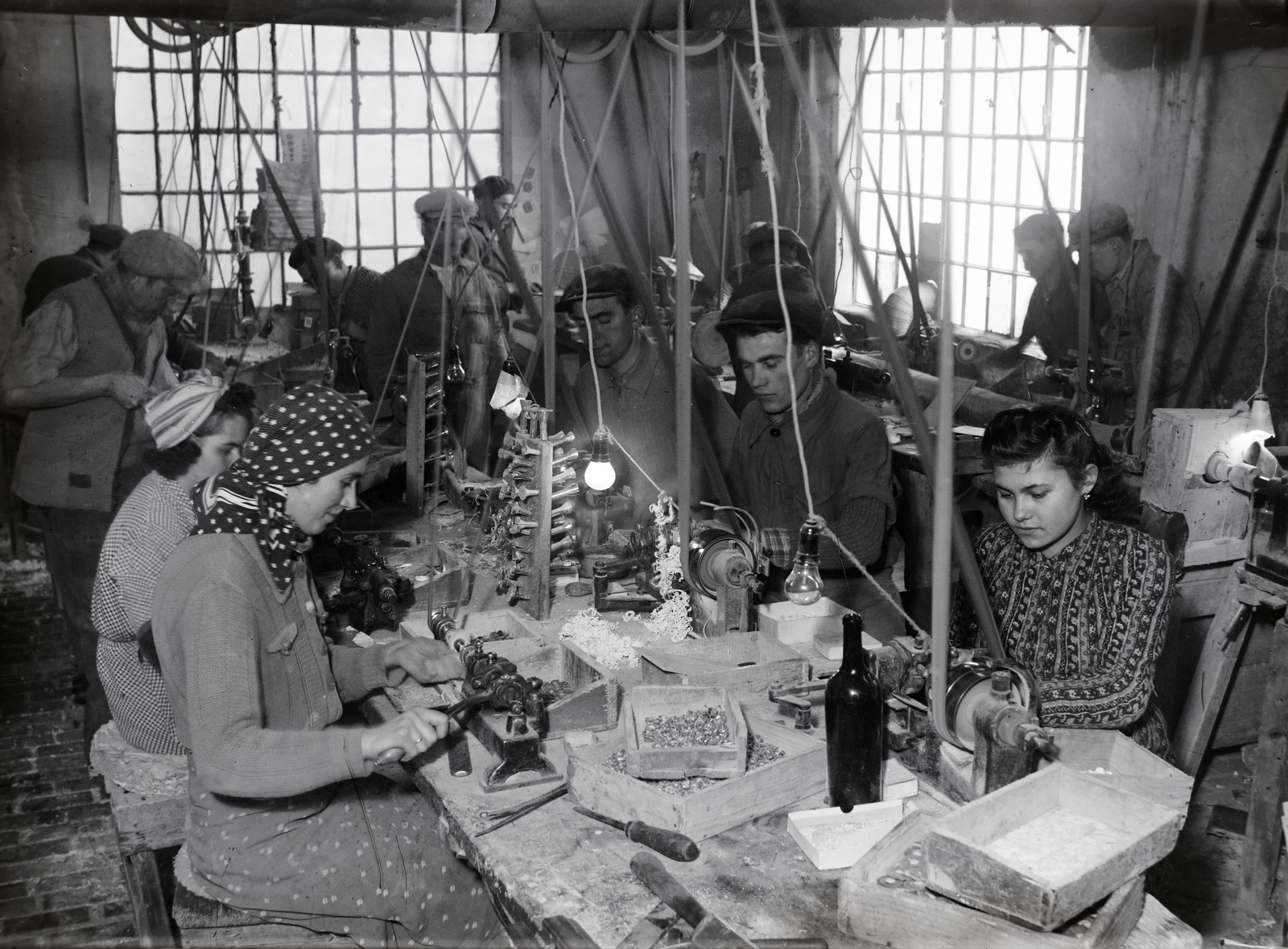 Hungary, Gombgyártó műhely., 1938, Bojár Sándor, worker, workshop, working woman, button maker, divided windows, Fortepan #177014