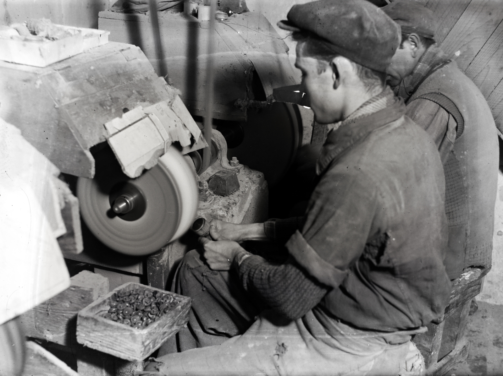 Hungary, Gombgyártó műhely., 1938, Bojár Sándor, worker, workshop, button maker, Fortepan #177015