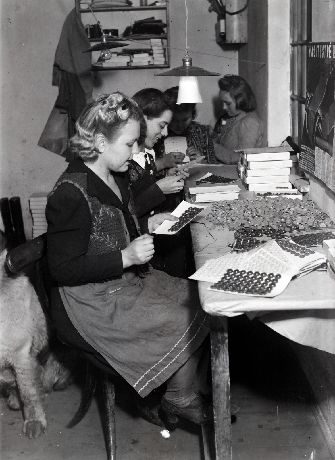 Hungary, Gombgyártó műhely, gombok csomagolása, 1938, Bojár Sándor, workshop, button maker, dog, Fortepan #177017