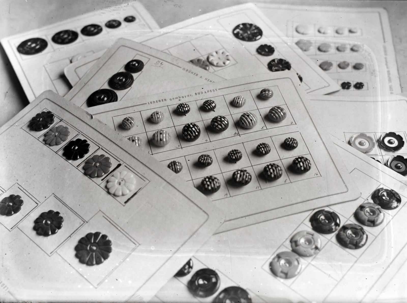Hungary, Gombgyártó műhely mintakollekciója., 1938, Bojár Sándor, fashion, button maker, button, Fortepan #177018