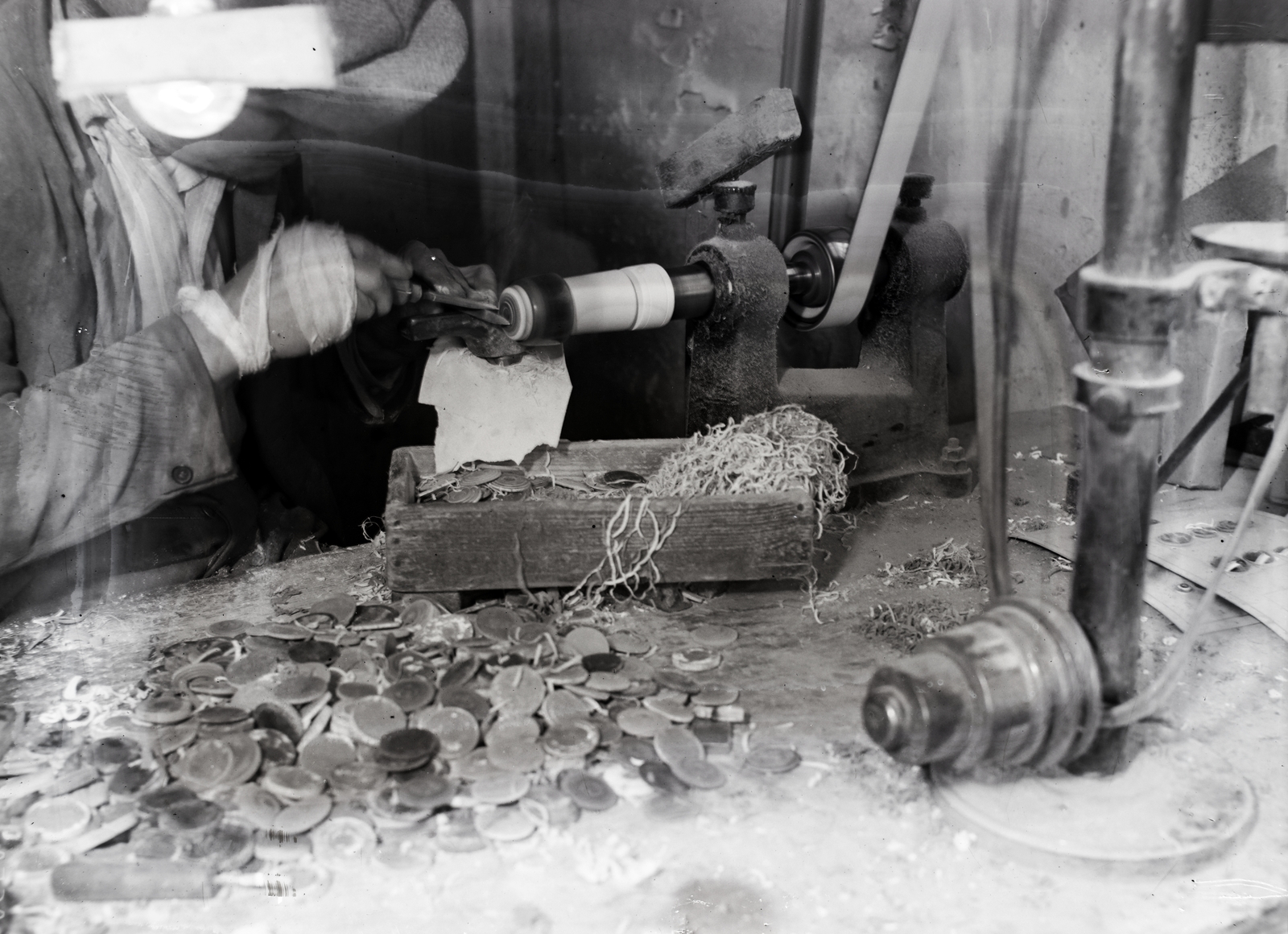 Hungary, Gombgyártó műhely., 1938, Bojár Sándor, workshop, button maker, transmission, tradie, extinct crafts, Fortepan #177020