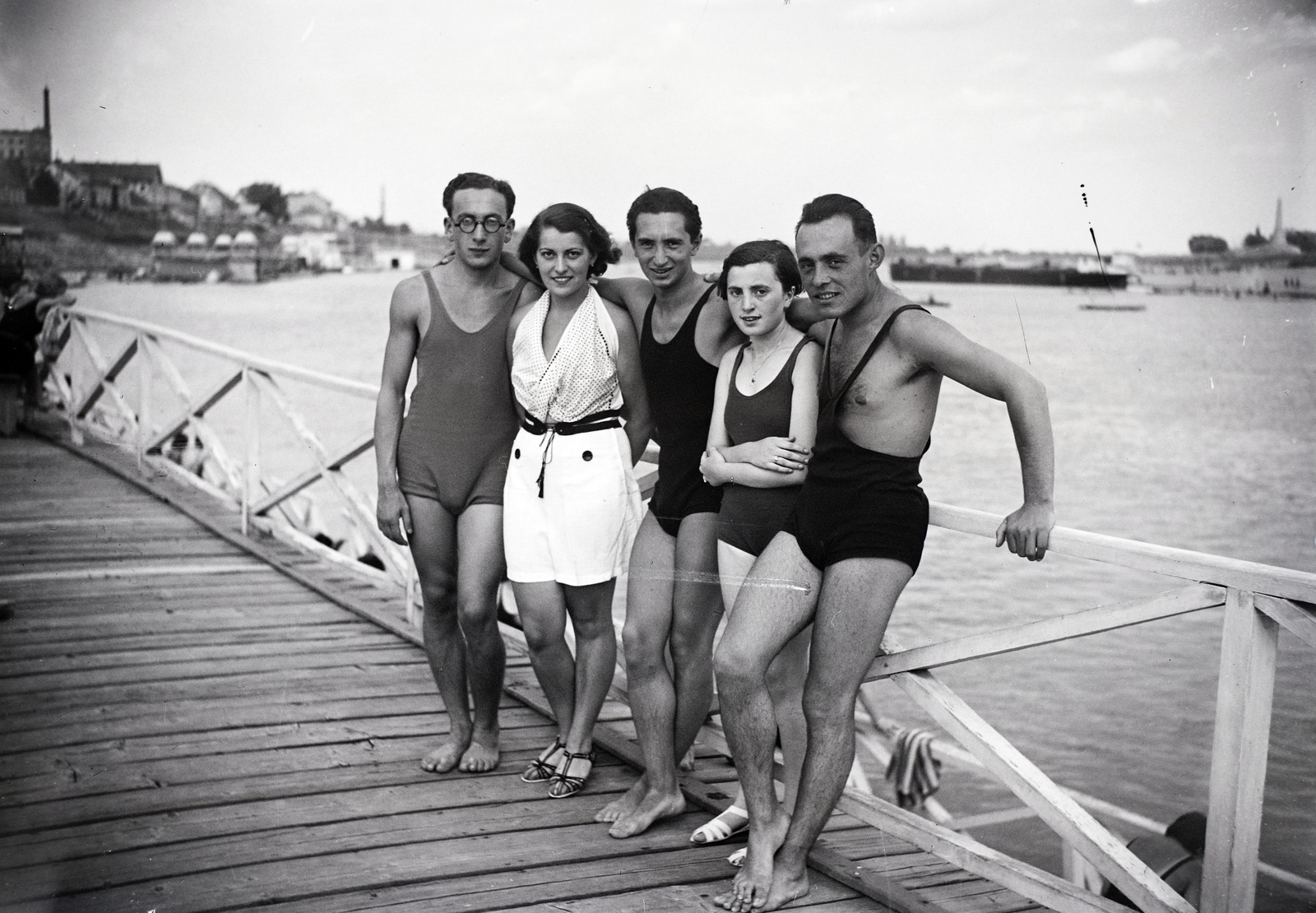Magyarország, Szeged, Tisza-part, a túlparton jobbra a Bertalan Emlékmű., 1939, Bojár Sándor, fürdőruha, fürdőtrikó, Fortepan #177022