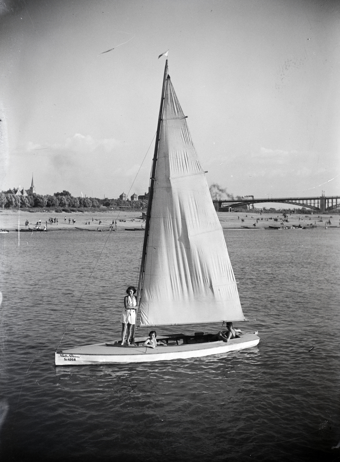 Hungary, Szeged, háttérben a partfürdő és a közúti híd. Balra a Kálvin téri református templom tornya látszik., 1939, Bojár Sándor, sailboat, Fortepan #177026