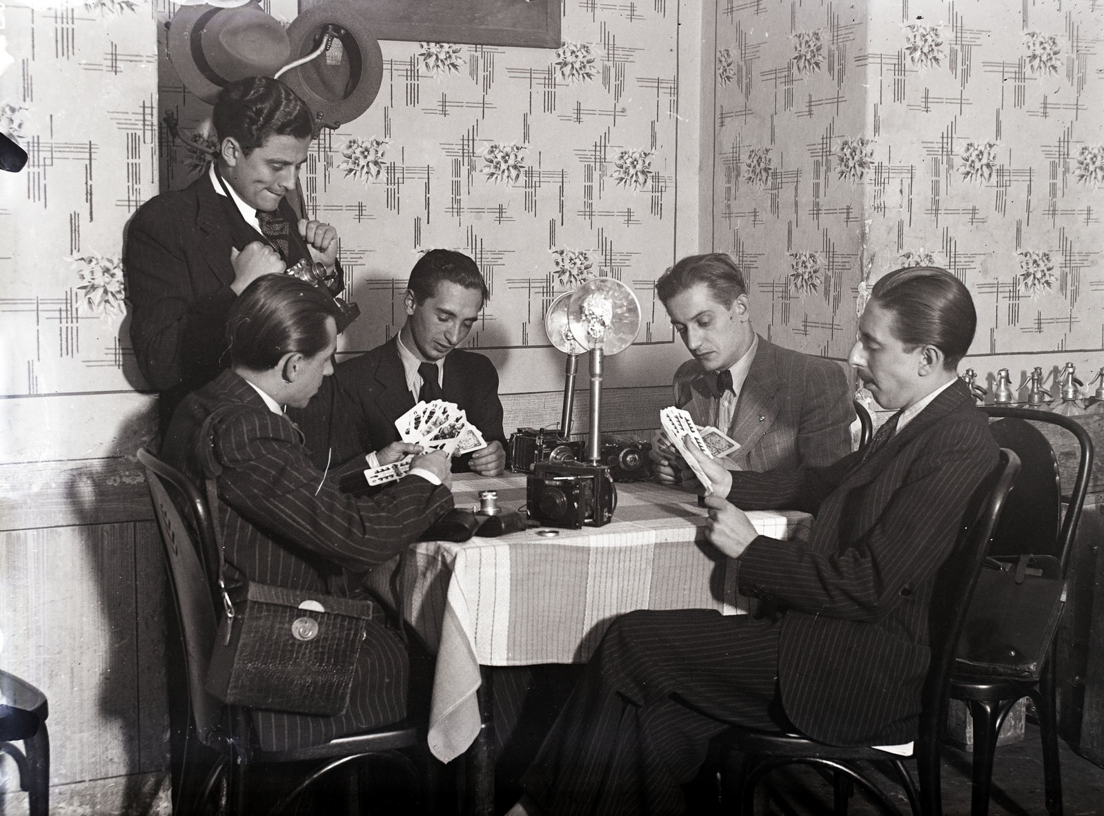 Hungary, balról Inkey Tibor, Ráth Károly (áll), Jakab Sándor, Pálházy Gyula, ?, fényképészek., 1939, Bojár Sándor, card game, camera, photography, flash, Leica-brand, press photographer, Fortepan #177027