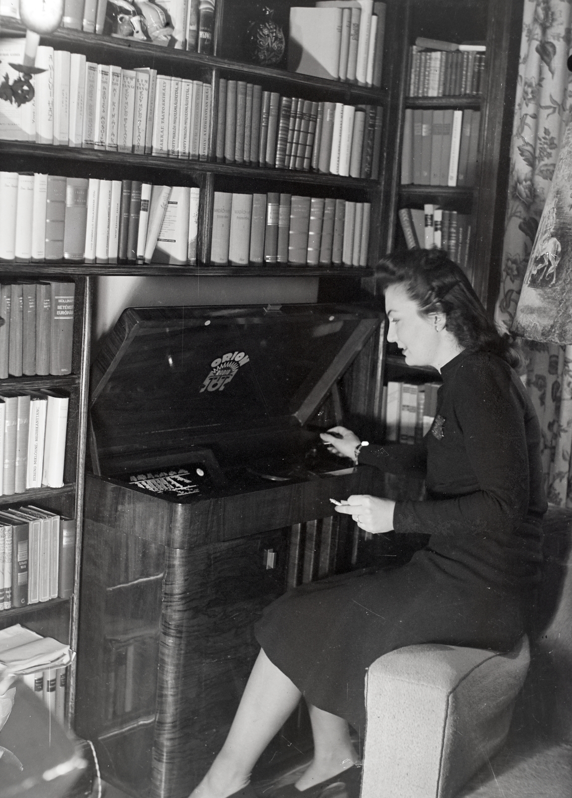 Hungary, Szilágyi Szabó Eszter színművészésznő az otthonában., 1939, Bojár Sándor, gramophone, Fortepan #177029