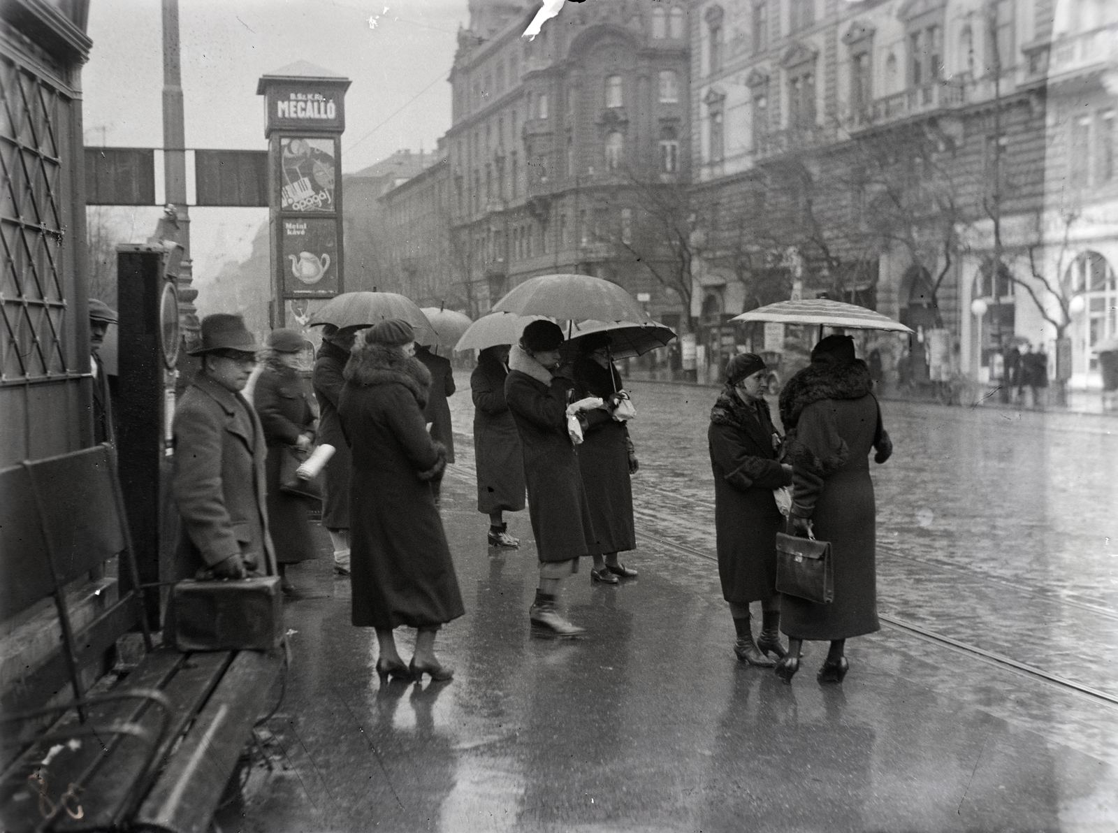 Hungary, Budapest VI.,Budapest V., Bajcsy-Zsilinszky (Vilmos császár) út, a Nyugati (Berlini) tér irányából a Stollár Béla (Klotild) utca torkolata felé nézve., 1939, Bojár Sándor, station, Budapest, rain, Fortepan #177030