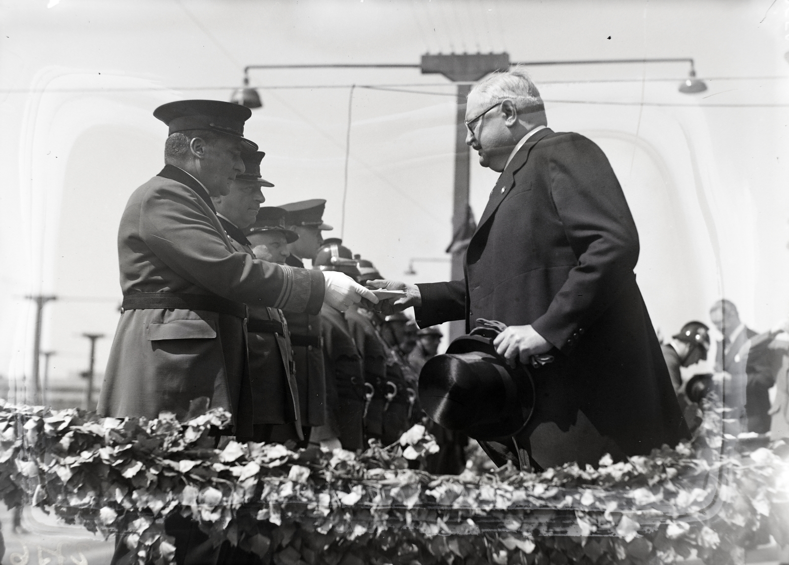 Hungary, Budapest VIII., Kerepesi úti Ügetőpálya. A budapesti tűzoltók tavaszi díszszemléje 1939. május 18-án. Karafiáth Jenő, Budapest főpolgármestere tiszti- és legénységi kitüntetéseket ad át., 1939, Bojár Sándor, Budapest, Fortepan #177035