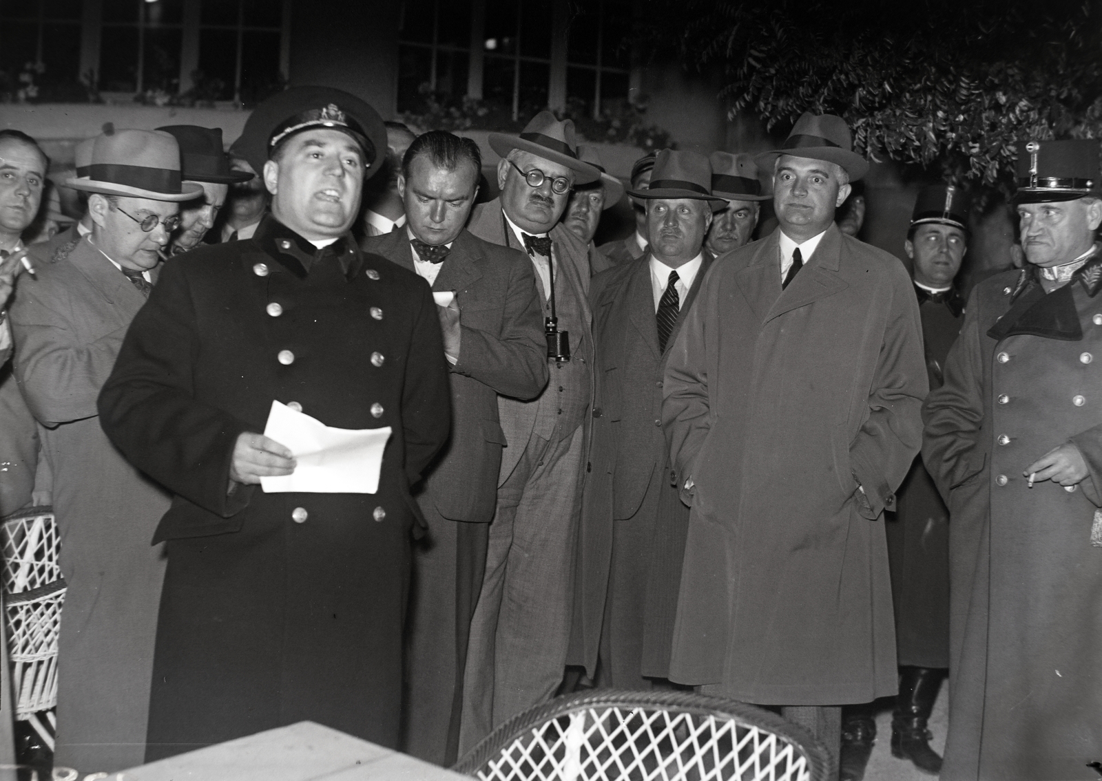 Magyarország, Budapest III., a Hármashatárhegyi turistaház terasza. Karafláth Jenő főpolgármester (távcsővel), Bornemisza Géza iparügyi miniszter (zsebretett kézzel), vitéz Rátz Jenő honvédelmi miniszter (jobb szélen) figyelik az éjszakai légvédelmi gyakorlatot., 1938, Bojár Sándor, Budapest, politikus, Fortepan #177036