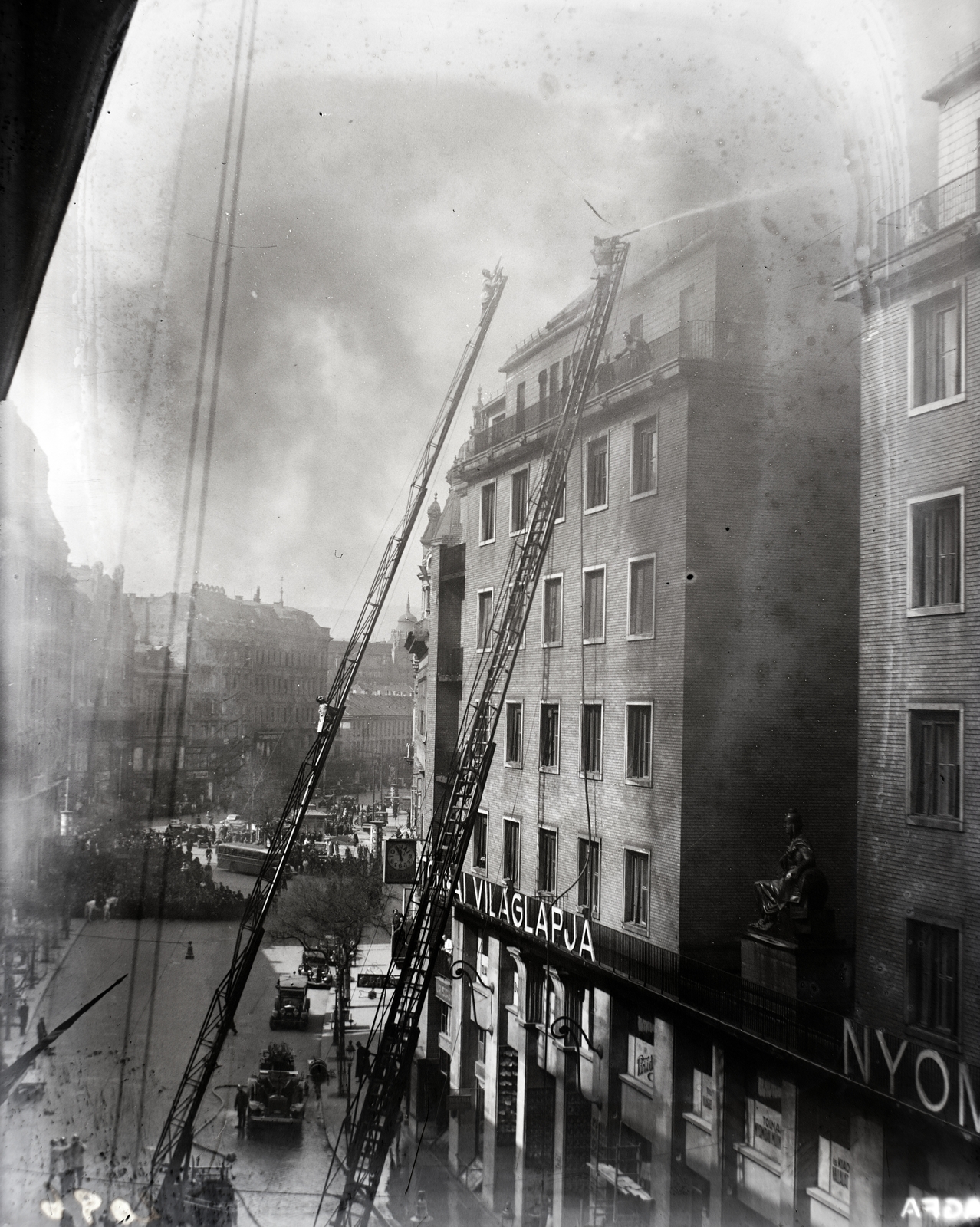 Hungary, Budapest VII., Dohány utca a Károly körút (Károly király út) felé nézve. A felvétel 1938. március 17-én készült, tűzoltók oltják a Tolnai Nyomdai Műintézet és Kiadóvállalat Rt. Dohány utca 12–14. szám alatti székházának tetőzetén keletkezett tüzet., 1938, Bojár Sándor, firefighter, Budapest, untitled, Fortepan #177046