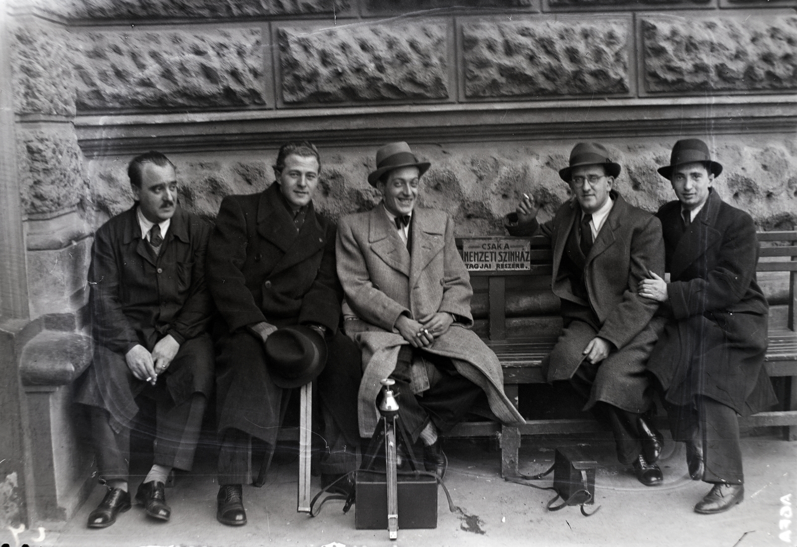 Hungary, Budapest VIII., Blaha Lujza tér, a Nemzeti Színház művészbejárója előtti híres kispadon balról a második Pataky Jenő színművész, a harmadik Pálházy Gyula operatőr, fényképész., 1939, Bojár Sándor, Budapest, Fortepan #177051