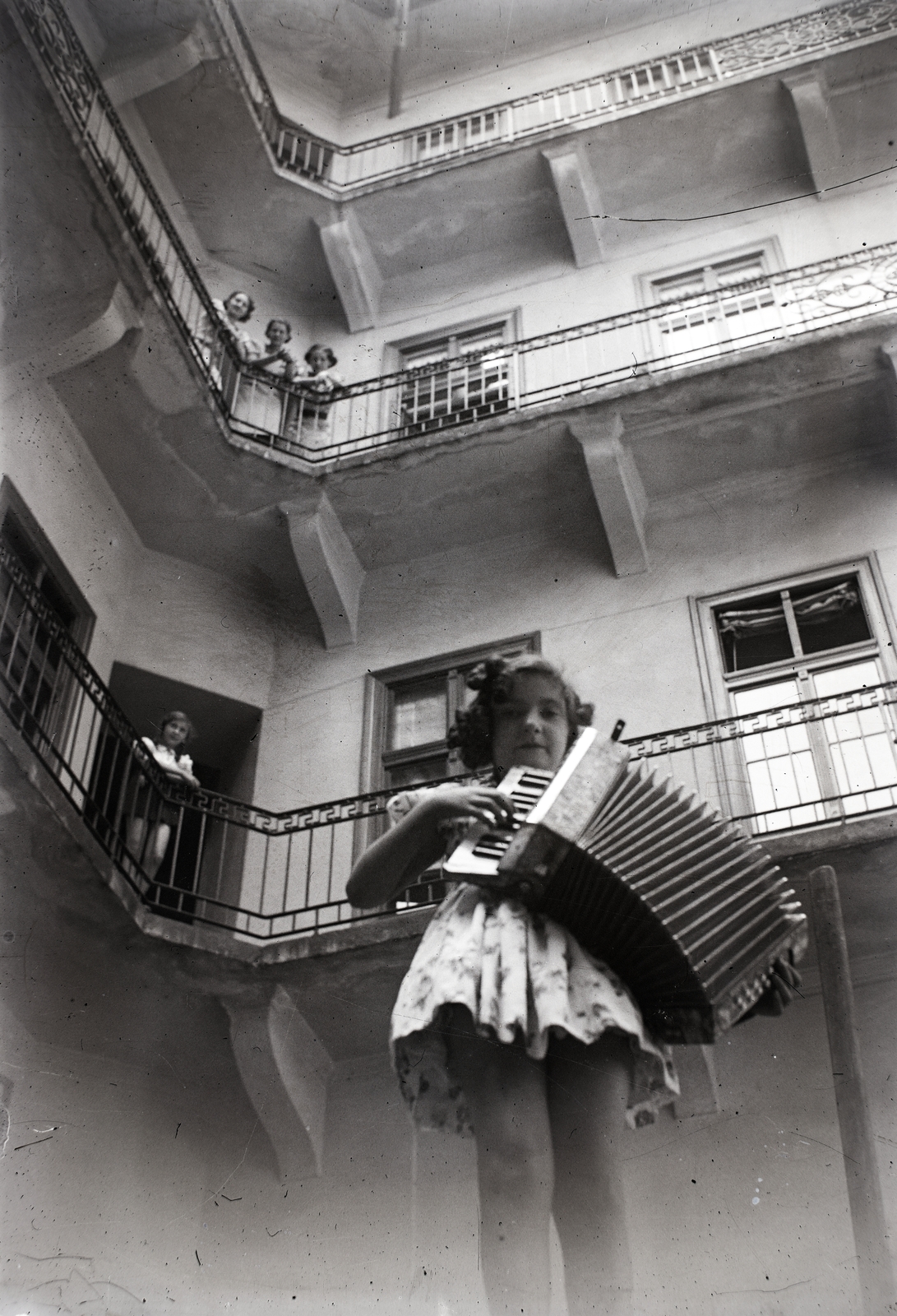 Hungary, Budapest VII., a Rákóczi út 60-as számú ház udvara., 1937, Bojár Sándor, courtyard balcony, girl, accordion, Budapest, peeking, bottom view, Fortepan #177066