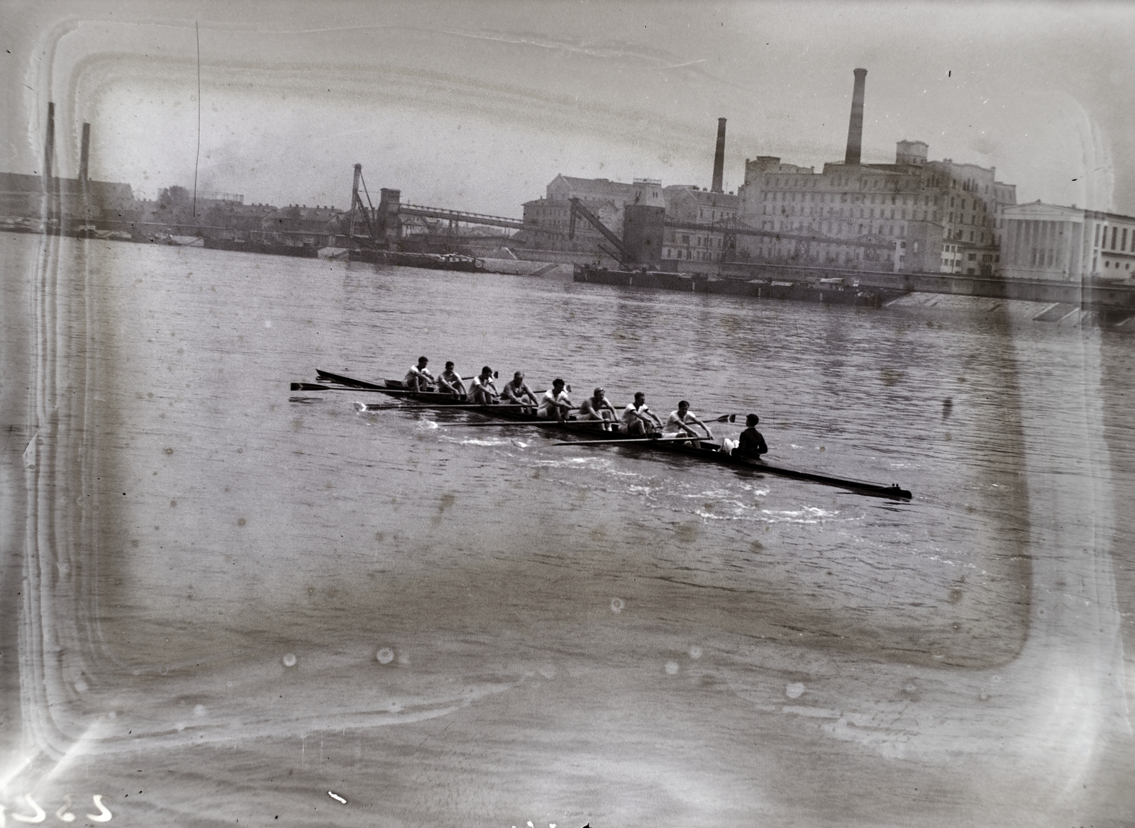 Hungary, Budapest XIII., szemben az Újpesti rakparton a Victoria gőzmalom és az Első Budapesti Gőzmalom Rt.gőzmalma (Újmalom telep) a Margitsziget felől nézve. A Dunán az oxfordi evezős nyolcas., 1938, Bojár Sándor, paddling, Budapest, Fortepan #177077