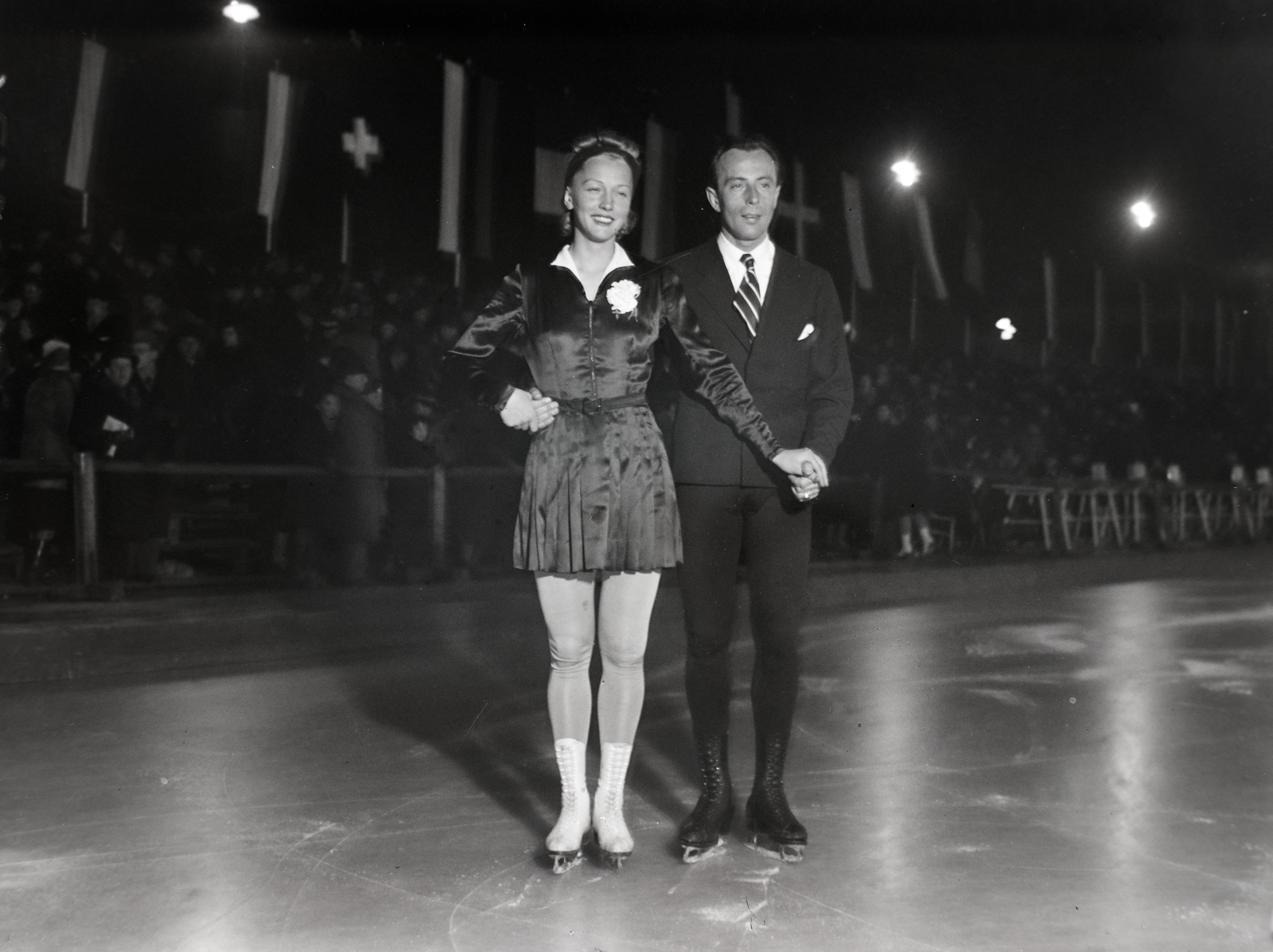 Hungary, Budapest XIV., Műjégpálya. Maxi Herbert - Ernst Bayer német műkorcsolyázó páros. A felvétel az 1939. februári Műkorcsolyázó világbajnokság idején készült., 1939, Bojár Sándor, skating, Budapest, Fortepan #177082