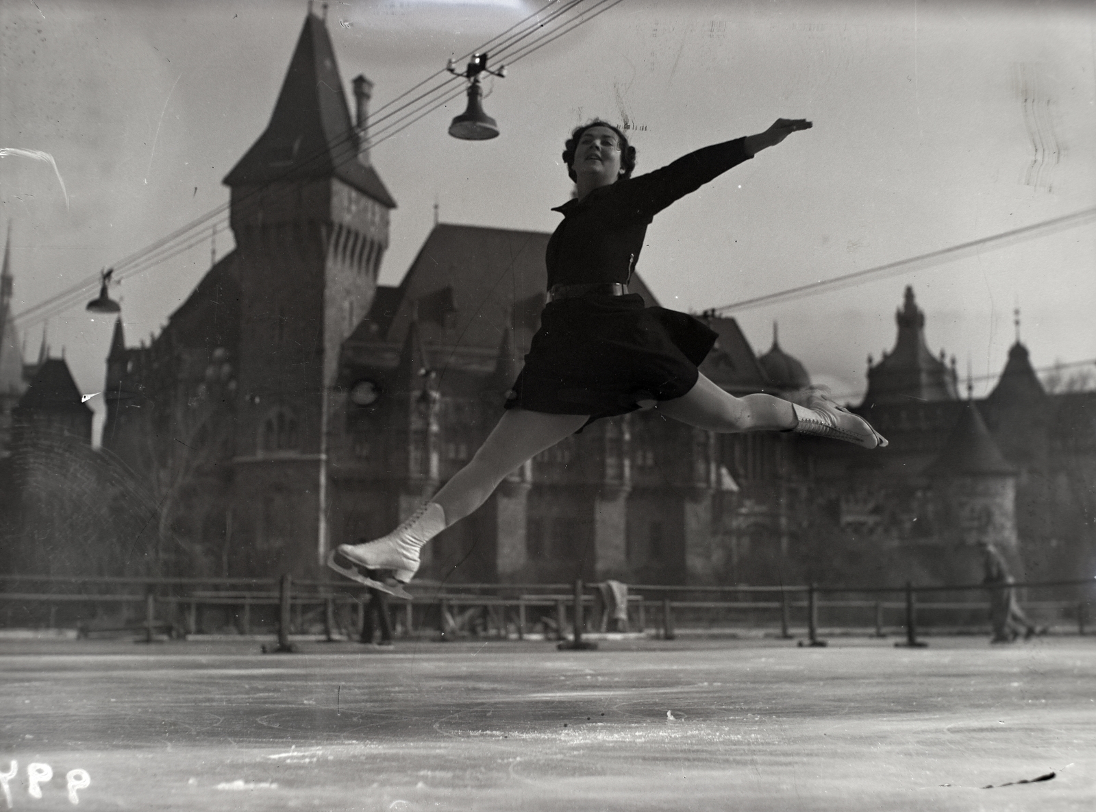 Hungary, Budapest XIV., Műjégpálya, háttérben a Vajdahunyad vára. Szilassy Nadinka műkorcsolyázó., 1937, Bojár Sándor, skating, Budapest, Fortepan #177083