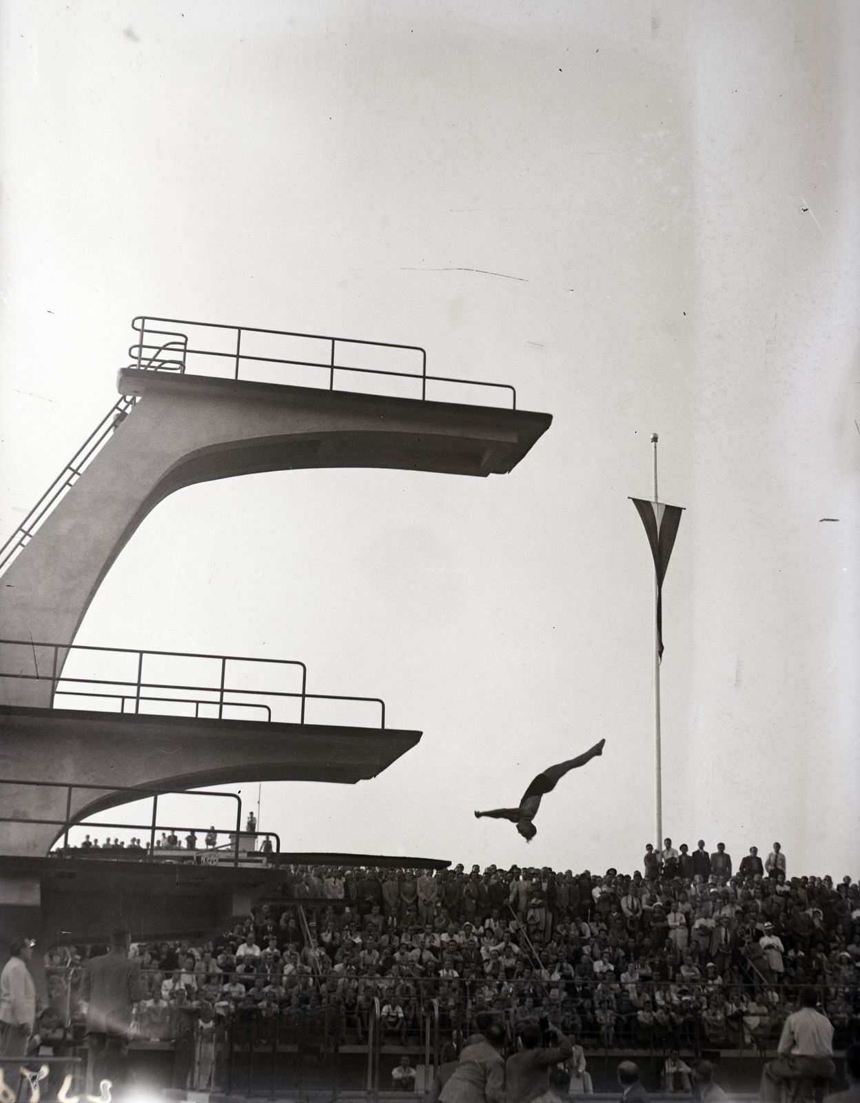 Hungary, Margit Islands, Budapest, Hajós Alfréd Nemzeti Sportuszoda., 1938, Bojár Sándor, acrobatic diving, Fortepan #177085