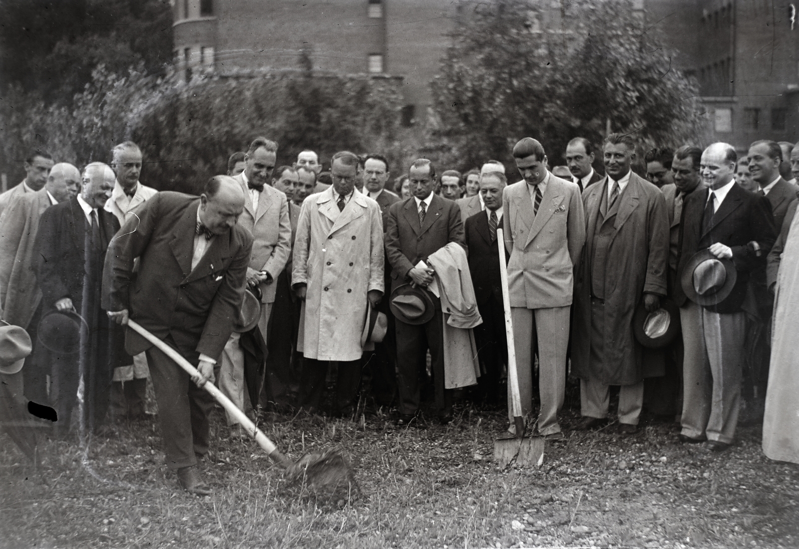 Hungary, Margit Islands, Budapest, a nyitott versenyuszoda építésének kezdete, Hóman Bálint vallás- és közoktatásügyi miniszter végzi az első "kapavágást". Jobbra világos öltönyben ifj. Horthy Miklós a Magyar Úszó Szövetség elnöke., 1937, Bojár Sándor, Fortepan #177100