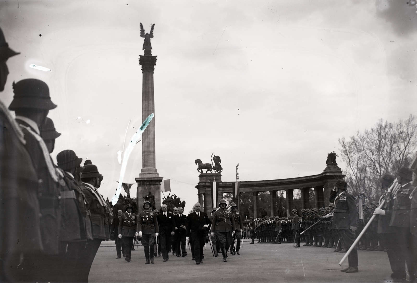 Hungary, Budapest XIV., Hősök tere, Wilhelm Miklas osztrák szövetségi elnök (elöl jobbra) a Hősök em­lékkövének koszorúzása után elvonul a díszsorfal előtt., 1937, Bojár Sándor, National Front-Line Fighters' Association, Budapest, Fortepan #177105