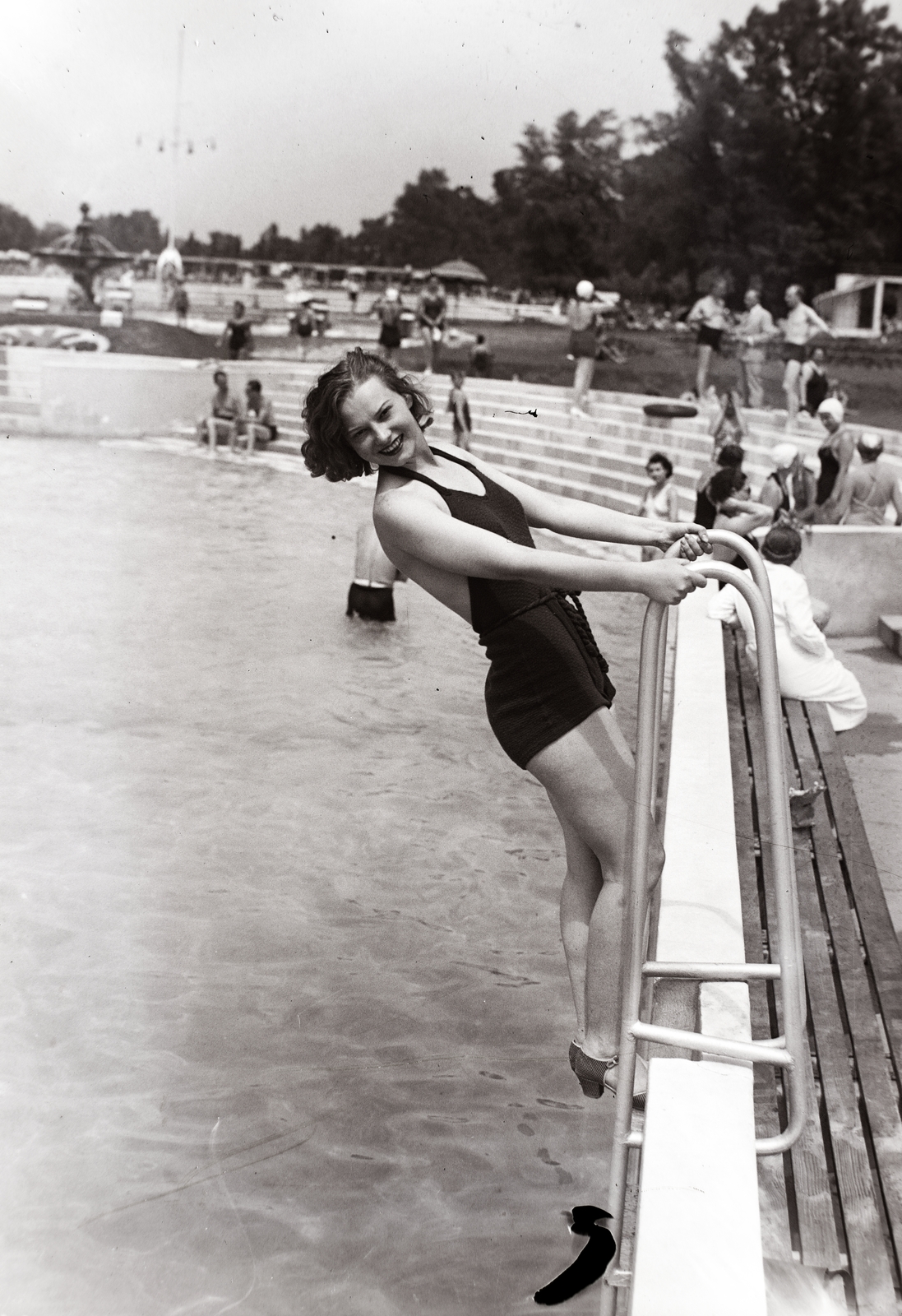 Hungary, Margit Islands, Budapest, Palatinus Strandfürdő, Szeleczky Zita színművésznő., 1937, Bojár Sándor, beach, bathing suit, posture, Fortepan #177110