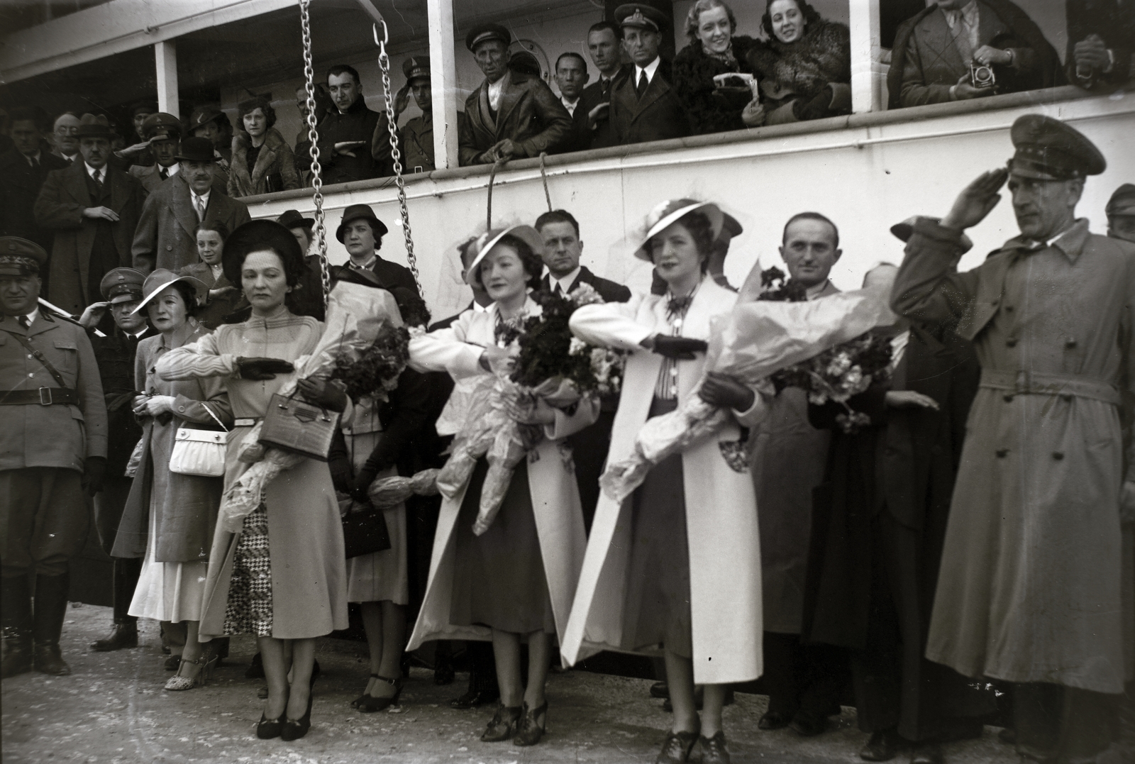 Albánia, Durrës, kikötő, I. Zogu albán király esküvőjére érkeznek hugai., 1938, Bojár Sándor, tiszteletadás, virágcsokor, tisztelgés, Fortepan #177112
