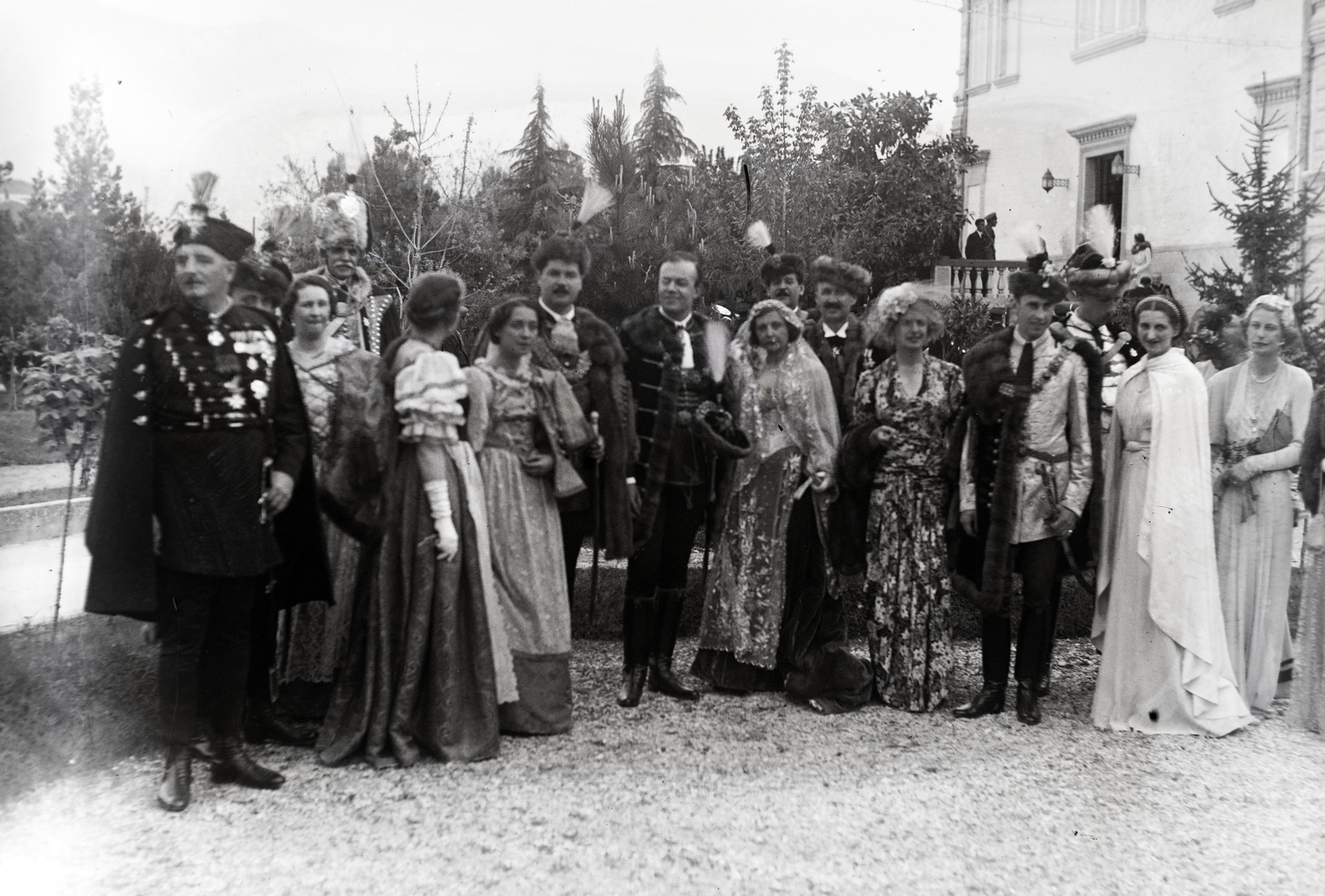Albania, Tiranë, Shëtitorja Murat Toptani, a Királyi Palota (később Albán Tudományos Akadémia) kertje Apponyi Geraldine és I. Zogu albán király esküvője napján, 1938. április 27-én. Apponyi Geraldine rokonai., 1938, Bojár Sándor, Fortepan #177113