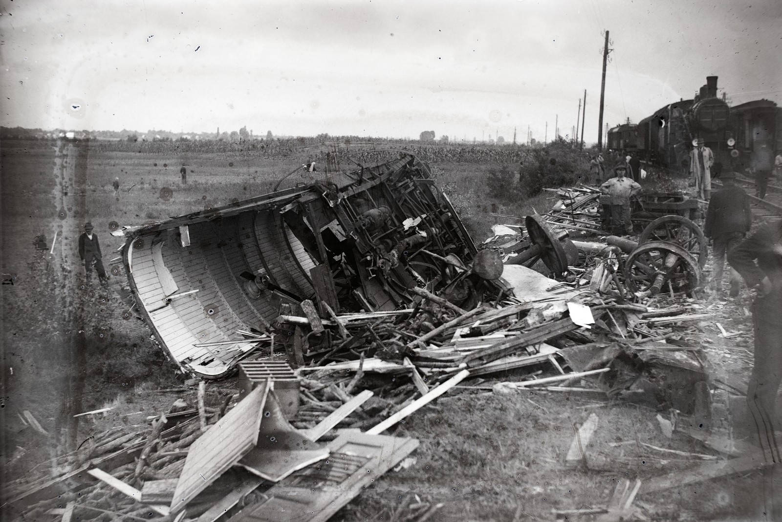 Magyarország, Vecsés, Vecsés - Üllő állomások között, a Szegedre tartó személyvonat 1937. július 12-én, tehervonatról leszakadt vagonba ütközött.
, 1937, Bojár Sándor, gőzmozdony, baleset, járműroncs, Fortepan #177123