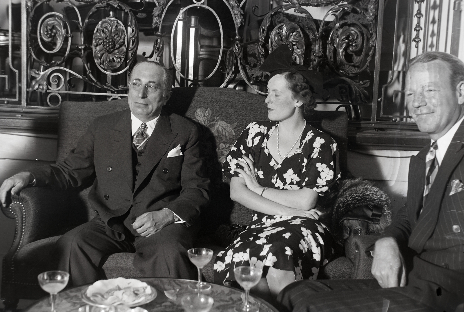 Hungary, Budapest, Louis B. Mayer a Metro Goldwyn Mayer elnöke, Jarmila Novotná szinművésznő, Robert Ritchie a Metro Goldwyn Mayer menedzsere., 1937, Bojár Sándor, three people, celebrity, Fortepan #177136