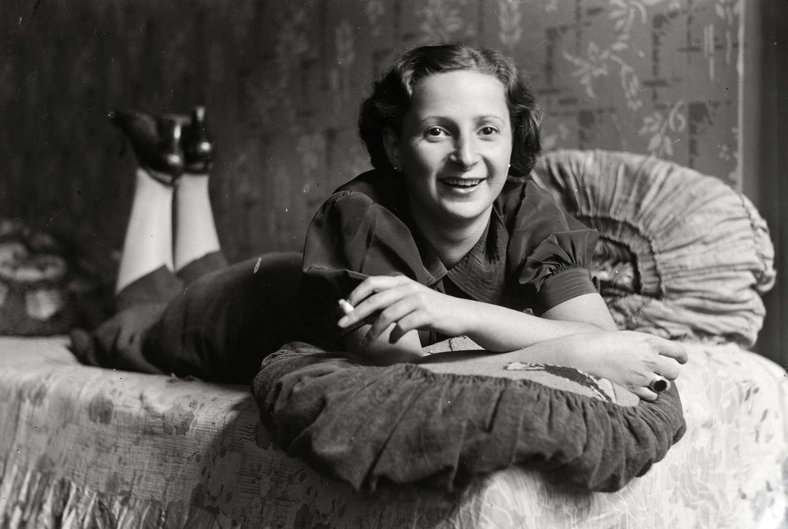 1937, Bojár Sándor, lady, couch, smile, smoking, lying on stomach, Fortepan #177139