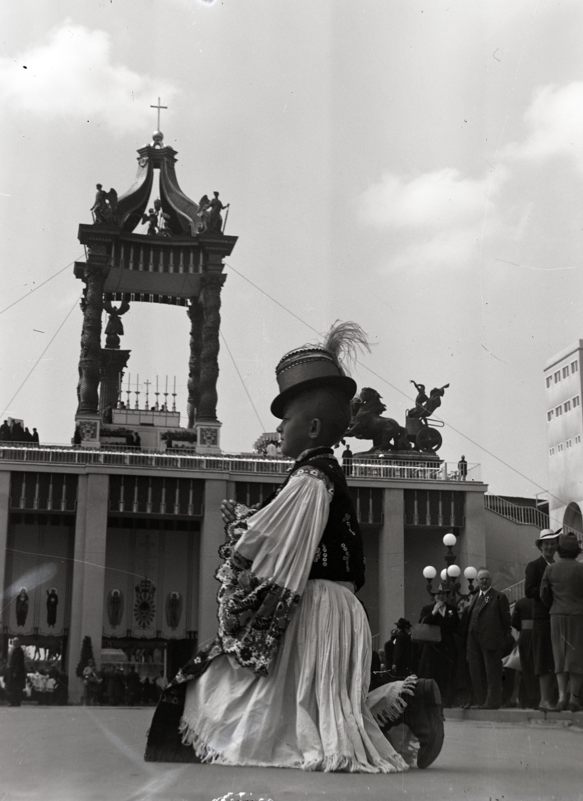 Hungary, Budapest XIV., Hősök tere, Eucharisztikus Világkongresszus., 1938, Bojár Sándor, Budapest, Matyó folk costume, Fortepan #177147