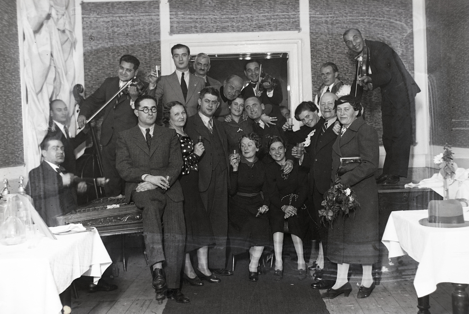 1937, Bojár Sándor, tableau, companionship, partying, Gypsy music, Fortepan #177149