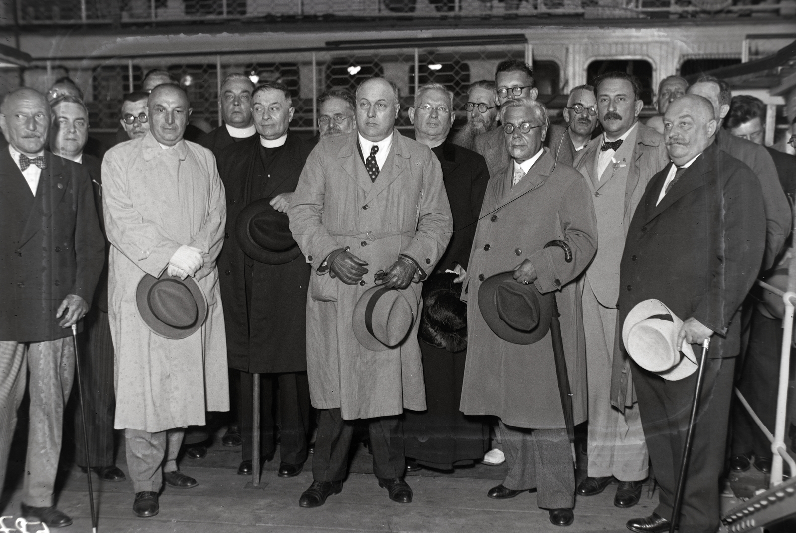 Hungary, Budapest V., Belgrád (Ferenc József) rakpart, nemzetközi hajóállomás. A Nemzetközi Katolikus Sajtószövetség állandó bizottságának tagjai. Középen Giuseppe Dalla Torre gróf a bizottság elnöke, jobb szélen Zsembery István az Actio Catholica alelnöke., 1937, Bojár Sándor, Budapest, Fortepan #177151