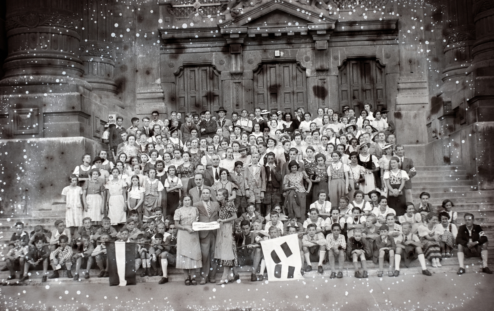 Hungary, Budapest V., Szabadság tér, bécsi cserediákok a Tőzsdepalota lépcsőjén., 1937, Bojár Sándor, Budapest, Fortepan #177153