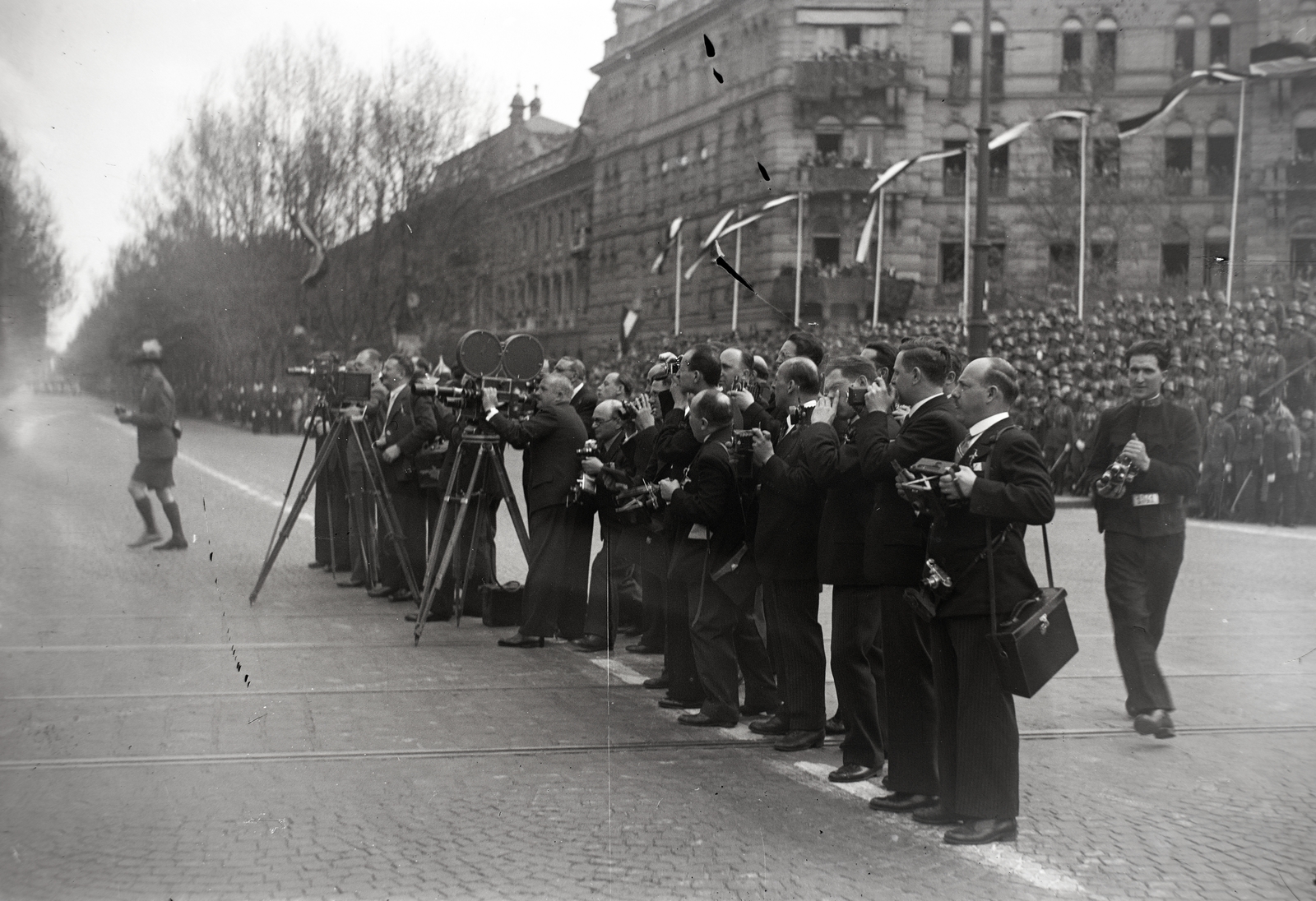 Hungary, Budapest VI., Kodály körönd (Körönd), III. Viktor Emánuel olasz király tiszteletére rendezett katonai díszszemléről tudósító operatőrök és fényképészek, 1937. május 20-án., 1937, Bojár Sándor, filming, Budapest, camera, photography, journalist, Fortepan #177163