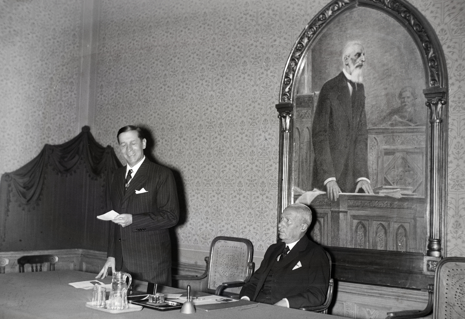 Hungary, Budapest V., Parlament, a Magyar Külügyi Társaság parlamenti helyiségének előadótermében tartott ülés előadója dr. Paul Dengler, a bécsi Austro-American Institute of Education igazgatója. Mellette Eöttevényi Olivér a társaság igazgatója ül., 1936, Bojár Sándor, Budapest, Fortepan #177183