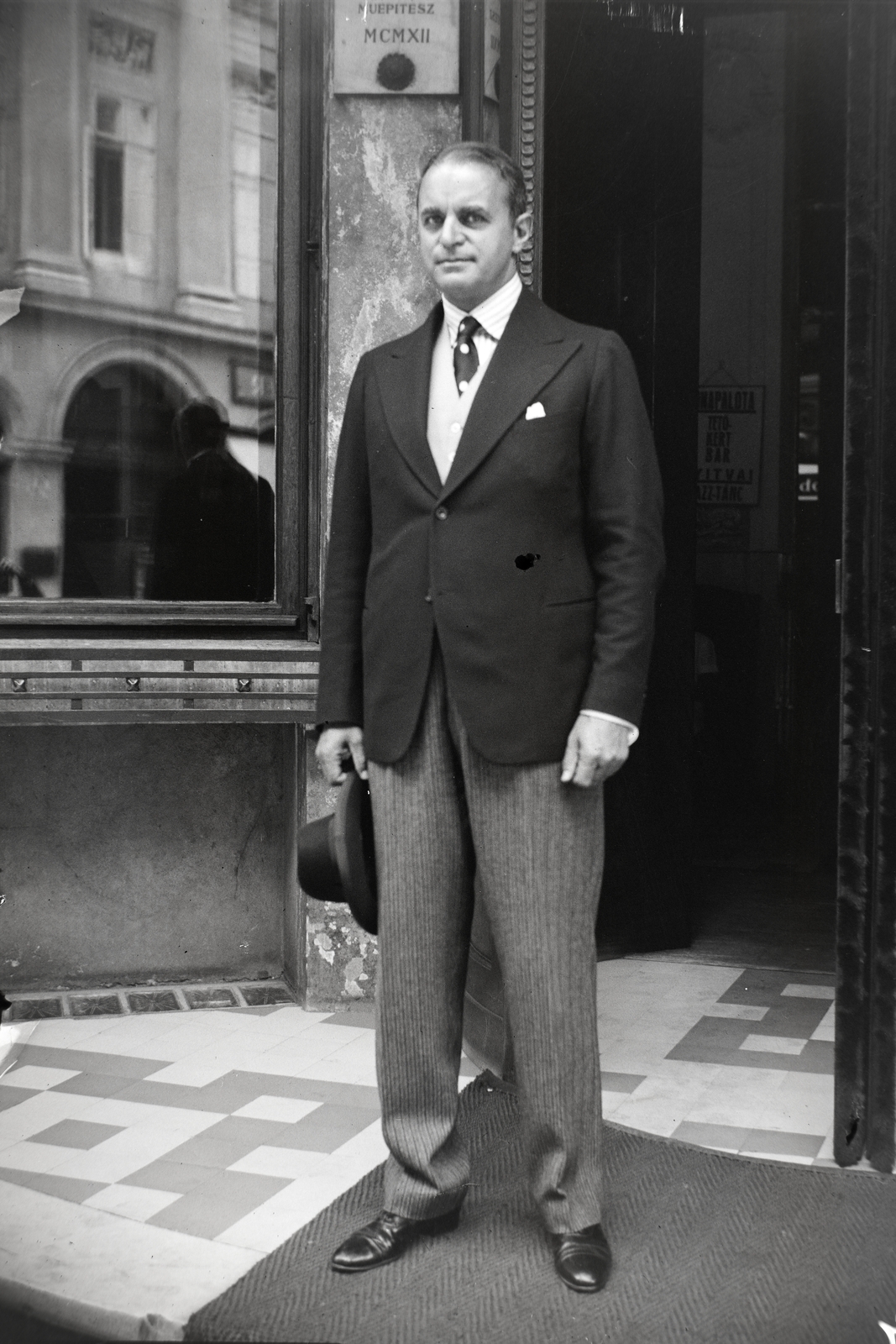 Hungary, Budapest V., Eötvös tér, a felvétel a Hotel Ritz Dunapalotában készült. George Ward Price, a Daily Mail című angol napilap főszerkesz­tője., 1936, Bojár Sándor, Budapest, Fortepan #177185