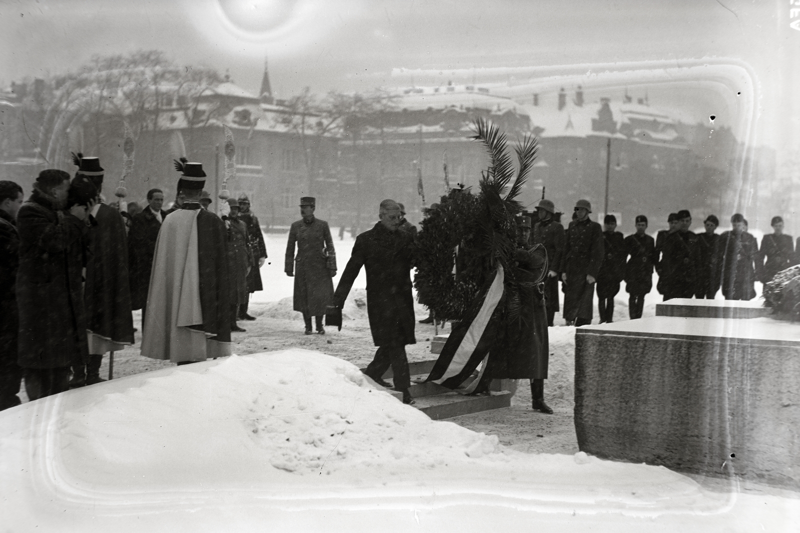 Hungary, Budapest XIV., Hősök tere, Kurt Schuschnigg osztrák kancellár megkoszorúzza a Hősök emlékkövét., 1934, Bojár Sándor, crown guards, Budapest, wreathing, wreath, guard of honour, winter, Fortepan #177189