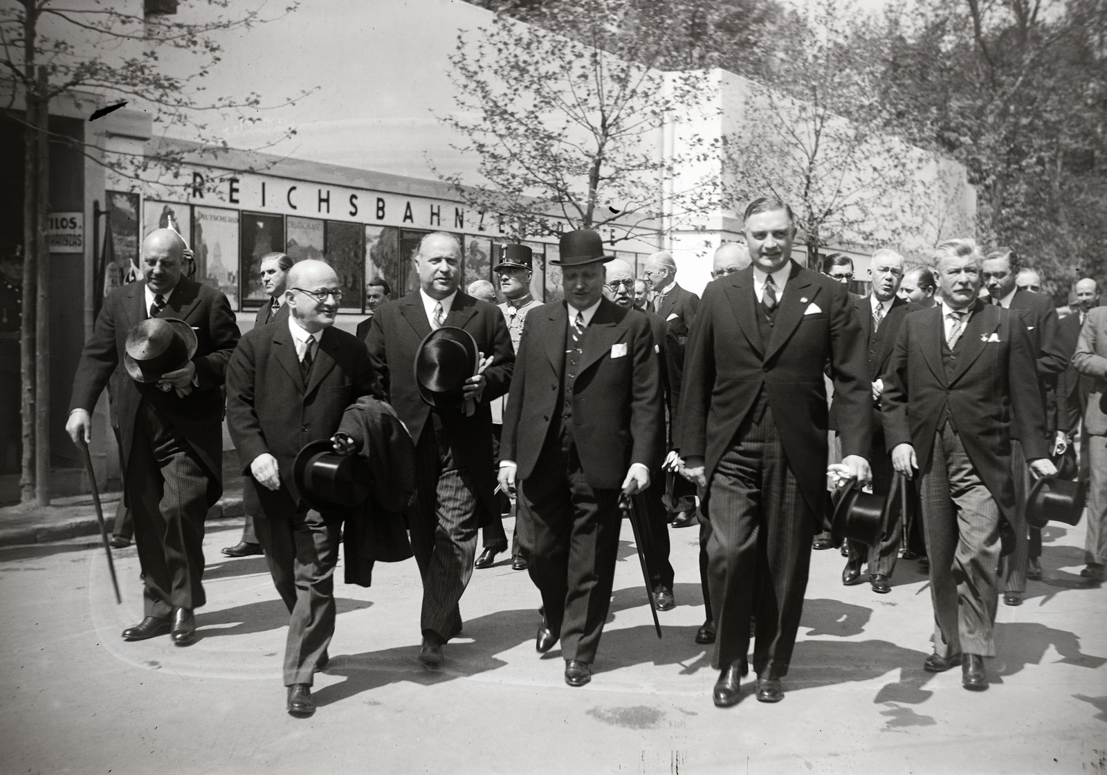 Hungary, Budapest XIV., előtérben bal szélen szemüveggel Chorin Ferenc a Gyáriparosok Országos Szövetsége (GYOSZ) elnöke, mellette dr. Szendy Károly Budapest polgármestere, jobb szélen Liber Endre alpolgármester, tőle balra Bornemisza Géza iparügyi miniszter., 1936, Bojár Sándor, Budapest, Fortepan #177199