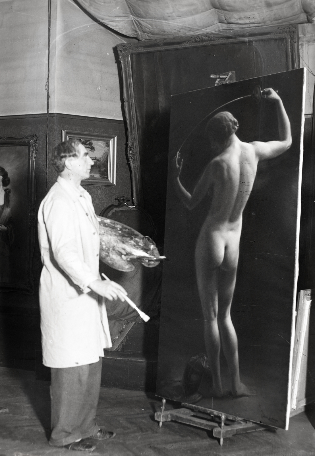 Hungary, Budapest XIII., Visegrádi utca 23., Kövér Gyula festőművész a lakásában., 1938, Bojár Sándor, painter, nude picture, Budapest, back, Fortepan #177237