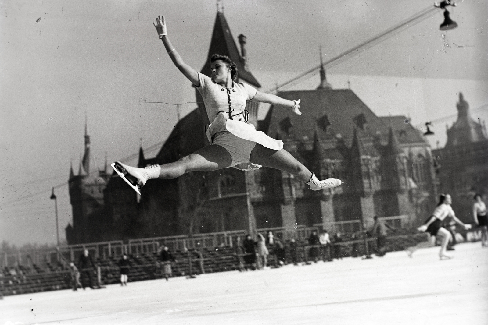 Hungary, Budapest XIV., Műjégpálya. Botond Éva műkorcsolyázó. Háttérben a Vajdahunyad vára., 1938, Bojár Sándor, ice skate, Budapest, Fortepan #177241