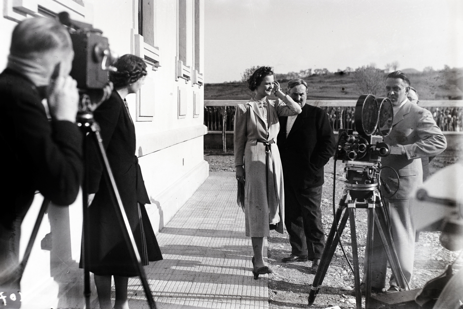 Albania, Tiranë, Xhelal Zogu herceg, I. Zogu albán király féltestvérének a villája. Apponyi Geraldine itt lakott az esküvője alkalmával. A külföldi filmhíradók riporterei felvételeket készítenek Apponyi Geraldine-ról, mögötte gróf Apponyi Antal Lajos, baloldalt I. Zogu albán király egyik nővére., 1938, Bojár Sándor, filming, movie camera, Fortepan #177242