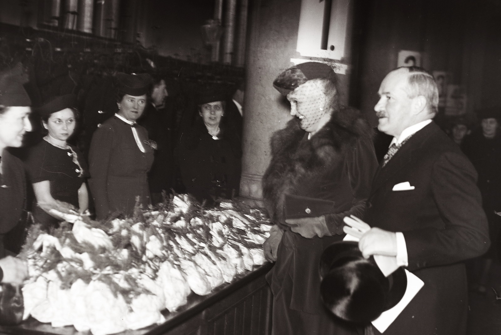 Hungary, Budapest V., Szabadság tér, Tőzsdepalota, előcsarnok és ruhatár. Horthy Miklósné és Fabinyi Tihamér pénzügyminiszter a TÉBE (Takarékpénztárak és Bankok Egyesülete) gyermekfelruházási akciójának karácsonyfaünnepélyén., 1936, Bojár Sándor, Budapest, Fortepan #177249