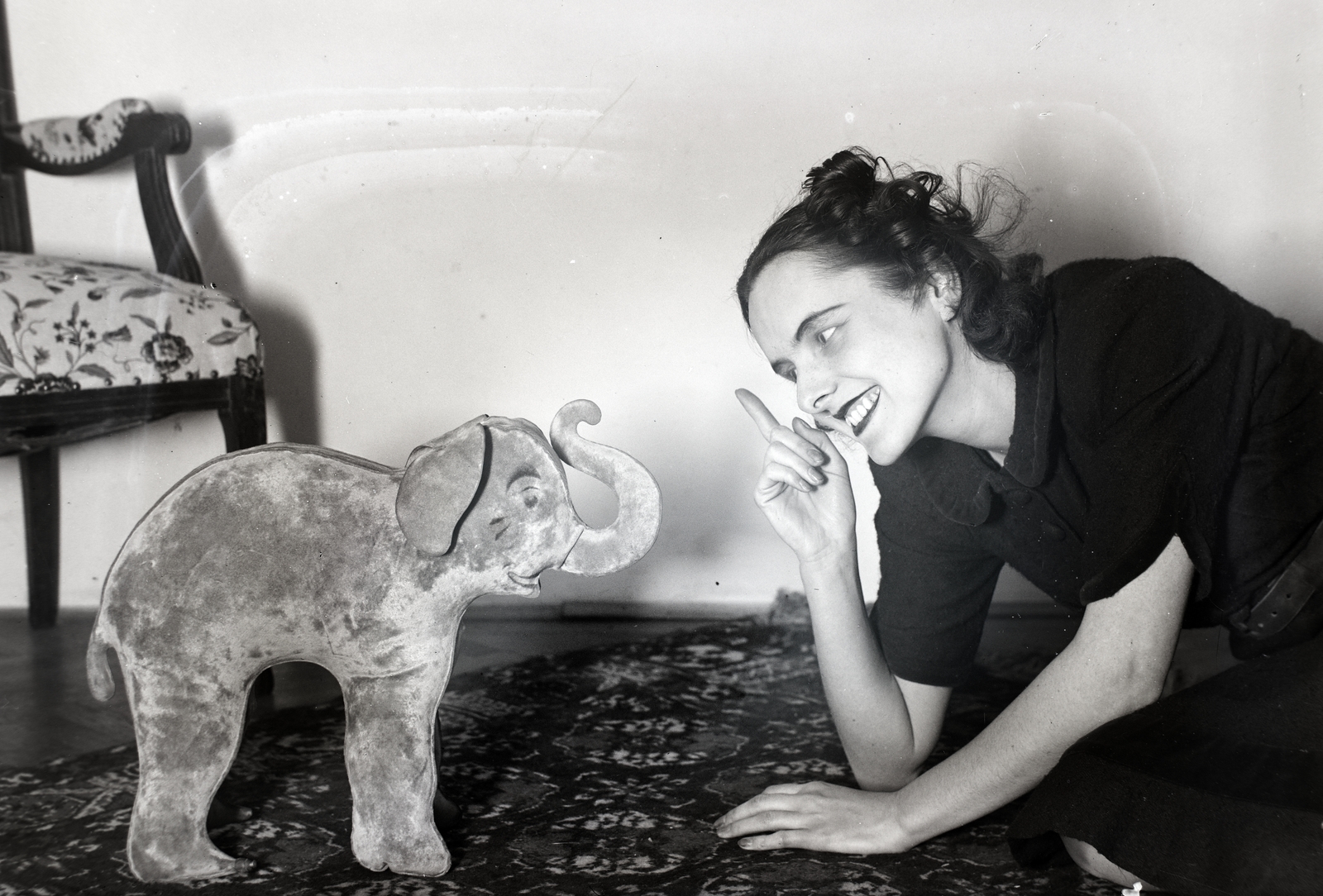 Hungary, Bornemisza Éva színművésznő., 1938, Bojár Sándor, toy animal, smile, gesture, Fortepan #177251