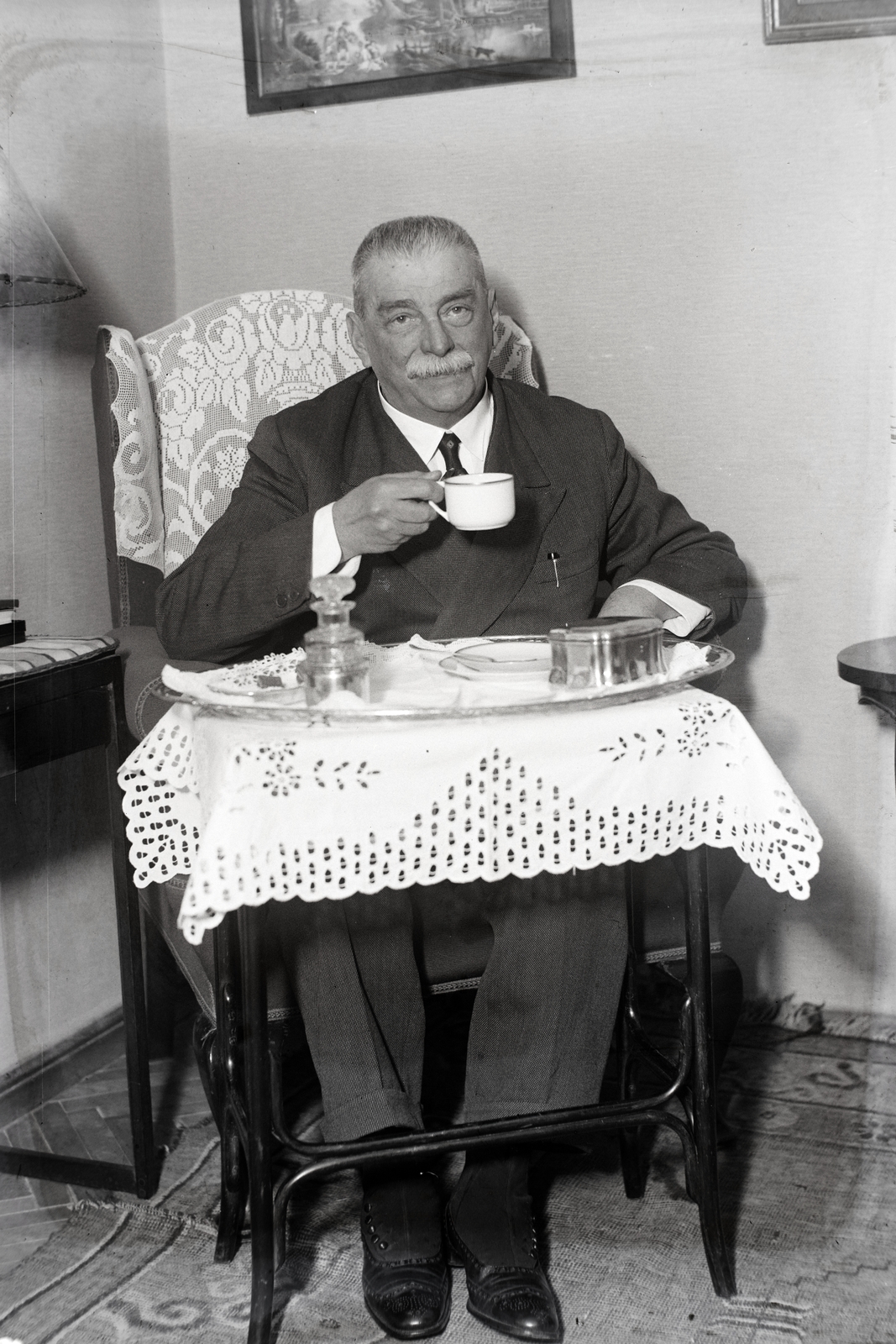 Hungary, Budapest II., Gül Baba utca 27. Bárczy István, Budapest egykori főpolgármestere az otthonában., 1939, Bojár Sándor, Budapest, old person, celebrity, cup, tray, Fortepan #177257