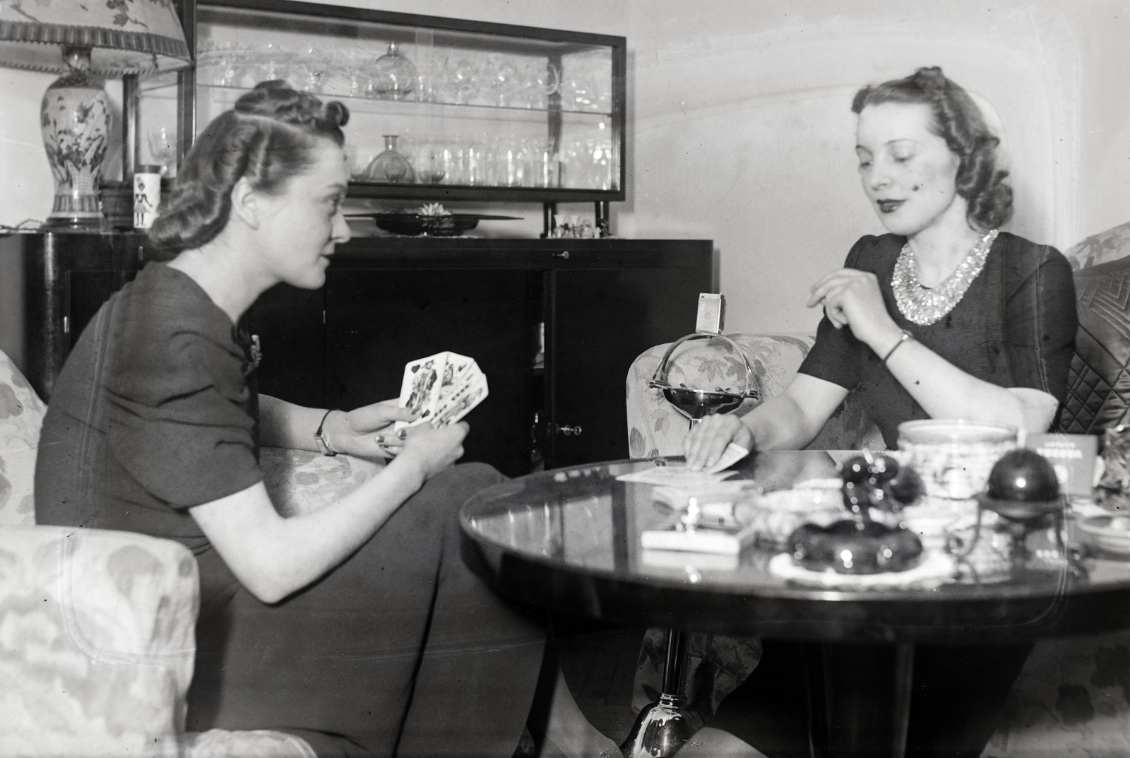 Hungary, jobbra Bordy Bella színésznő., 1939, Bojár Sándor, celebrity, card game, Fortepan #177258