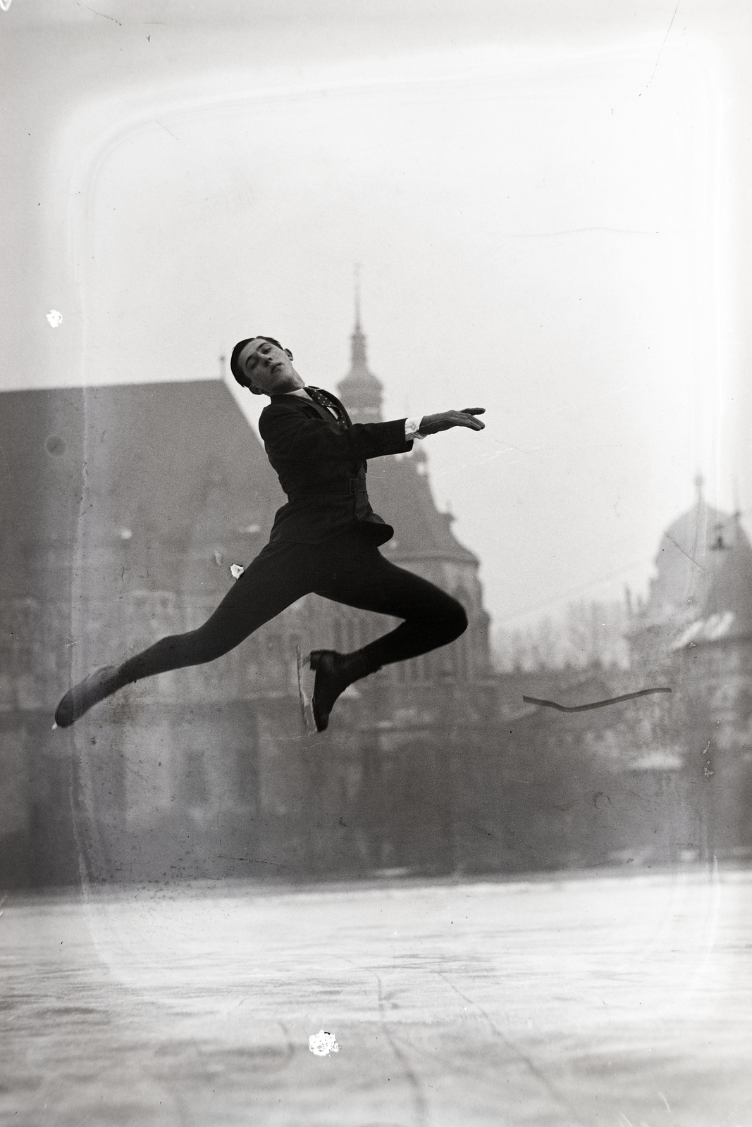 Hungary, Budapest XIV., Műjégpálya. Kállay Kristóf többszörös magyar bajnok műkorcsolyázó. Háttérben a Vajdahunyad vára., 1939, Bojár Sándor, Budapest, skating, Fortepan #177262
