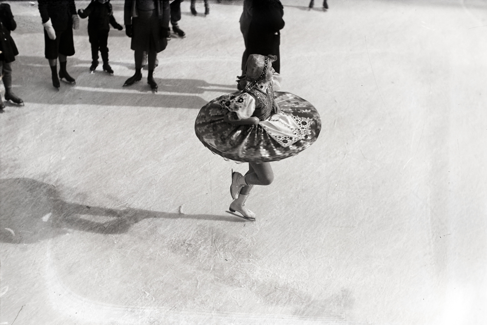 Hungary, Budapest XIV., Műjégpálya, Rév Erzsi színésznő piruettje., 1939, Bojár Sándor, Budapest, folk costume, skating, dance, Fortepan #177266