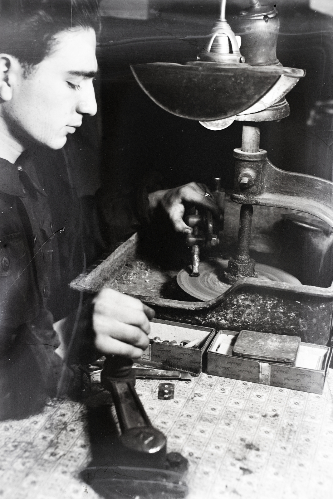 Hungary, drágakőcsiszoló műhely., 1939, Bojár Sándor, diamond grinder, jewel, Fortepan #177270