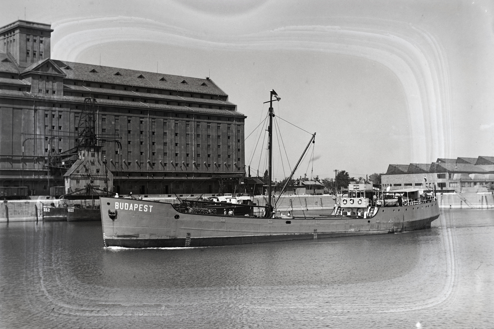 Hungary, Csepeli Szabadkikötő, Budapest XXI., Budapest Duna-tengerjáró áruszállító motorhajó. Balra a Gabonatárház., 1939, Bojár Sándor, ship, port, Budapest ship, Budapest, cargo ship, mast, Fortepan #177295